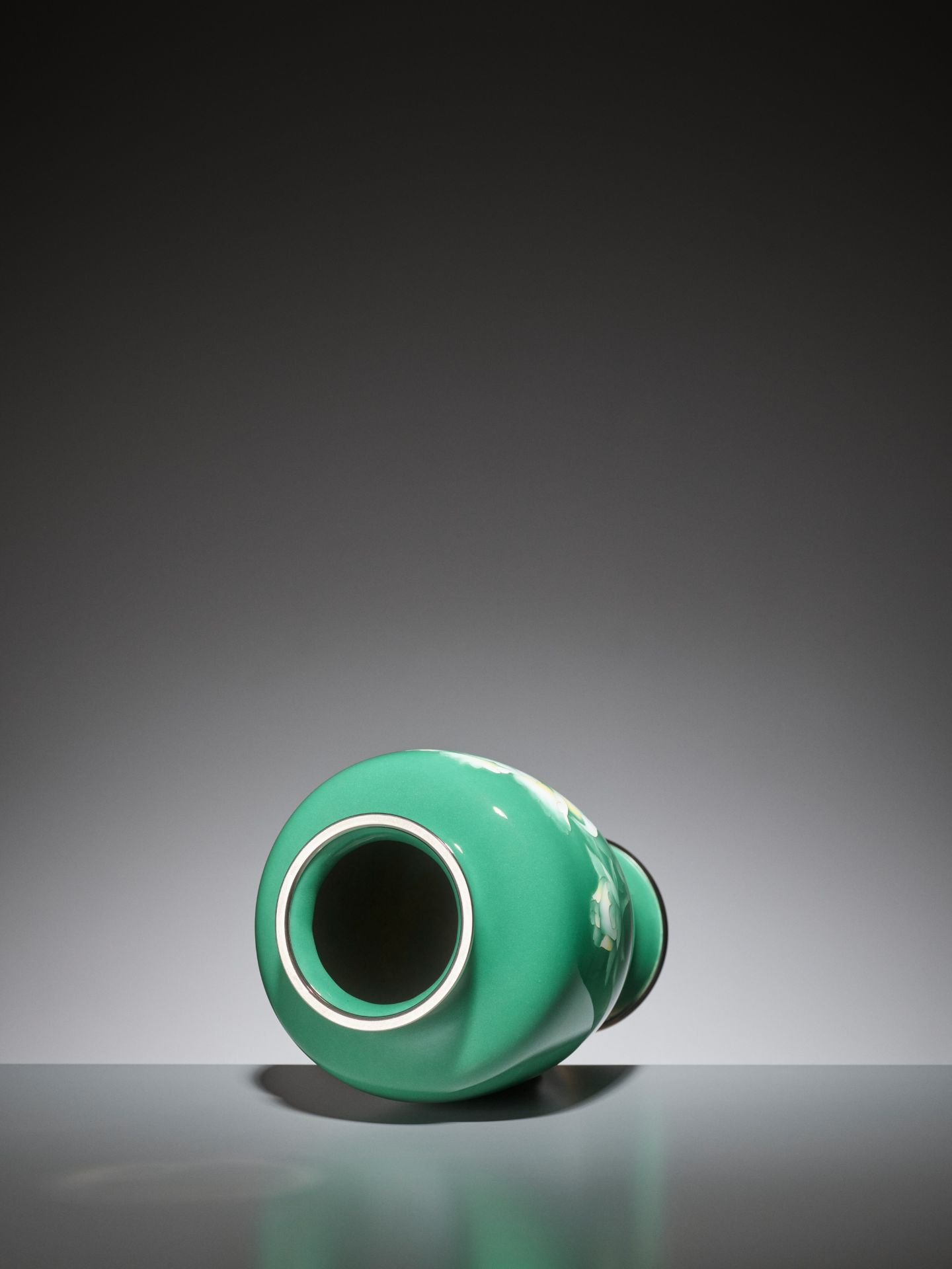 AN EMERALD GREEN CLOISONNE ENAMEL VASE WITH PEONY, ATTRIBUTED TO THE WORKSHOP OF ANDO JUBEI - Image 5 of 6