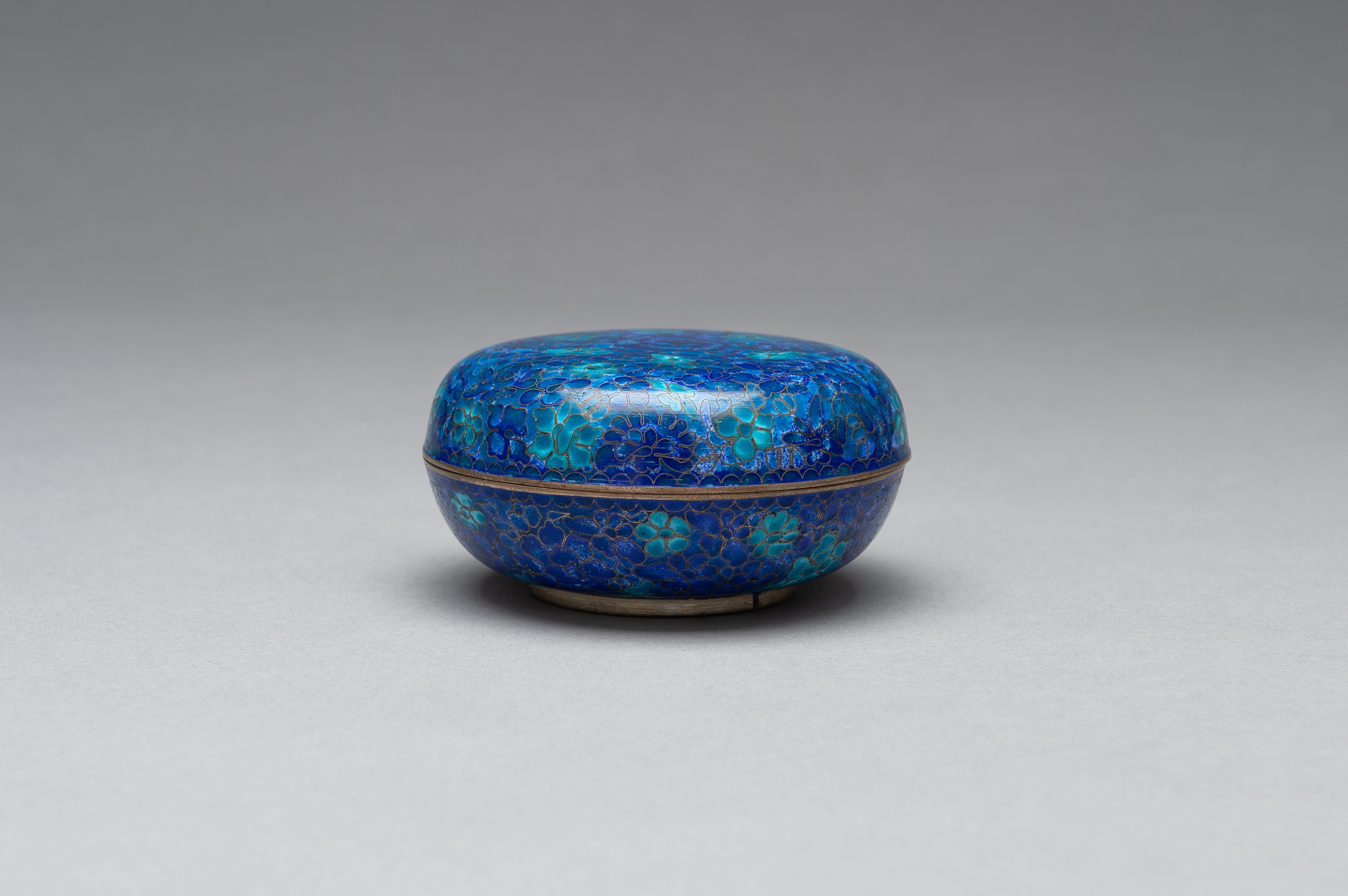 A LIDDED CLOISONNE BOX - Image 6 of 11