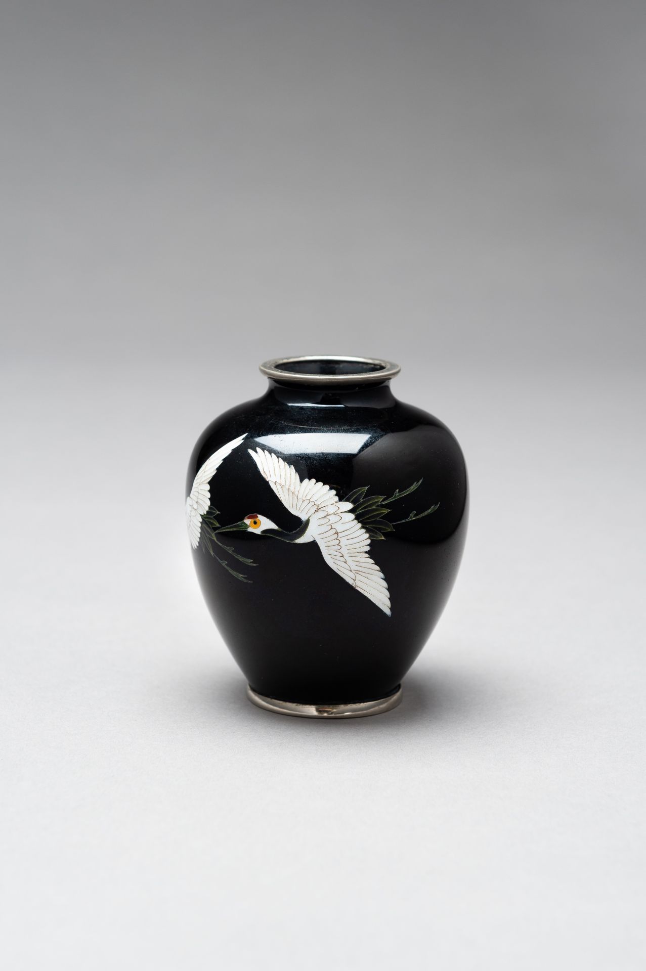 A SMALL CLOISONNE ENAMEL VASE WITH CRANES - Image 3 of 8