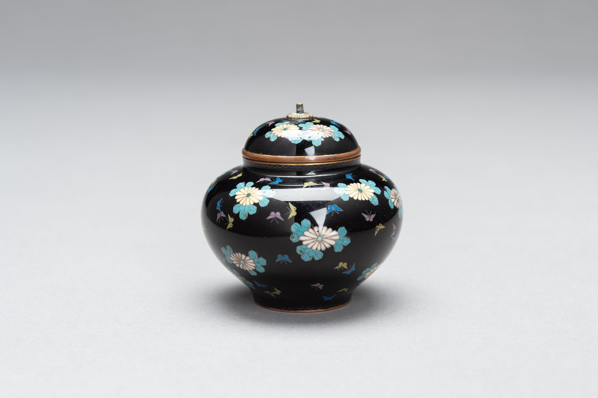 A CLOISONNE ENAMEL MINIATURE VASE WITH COVER - Image 5 of 9