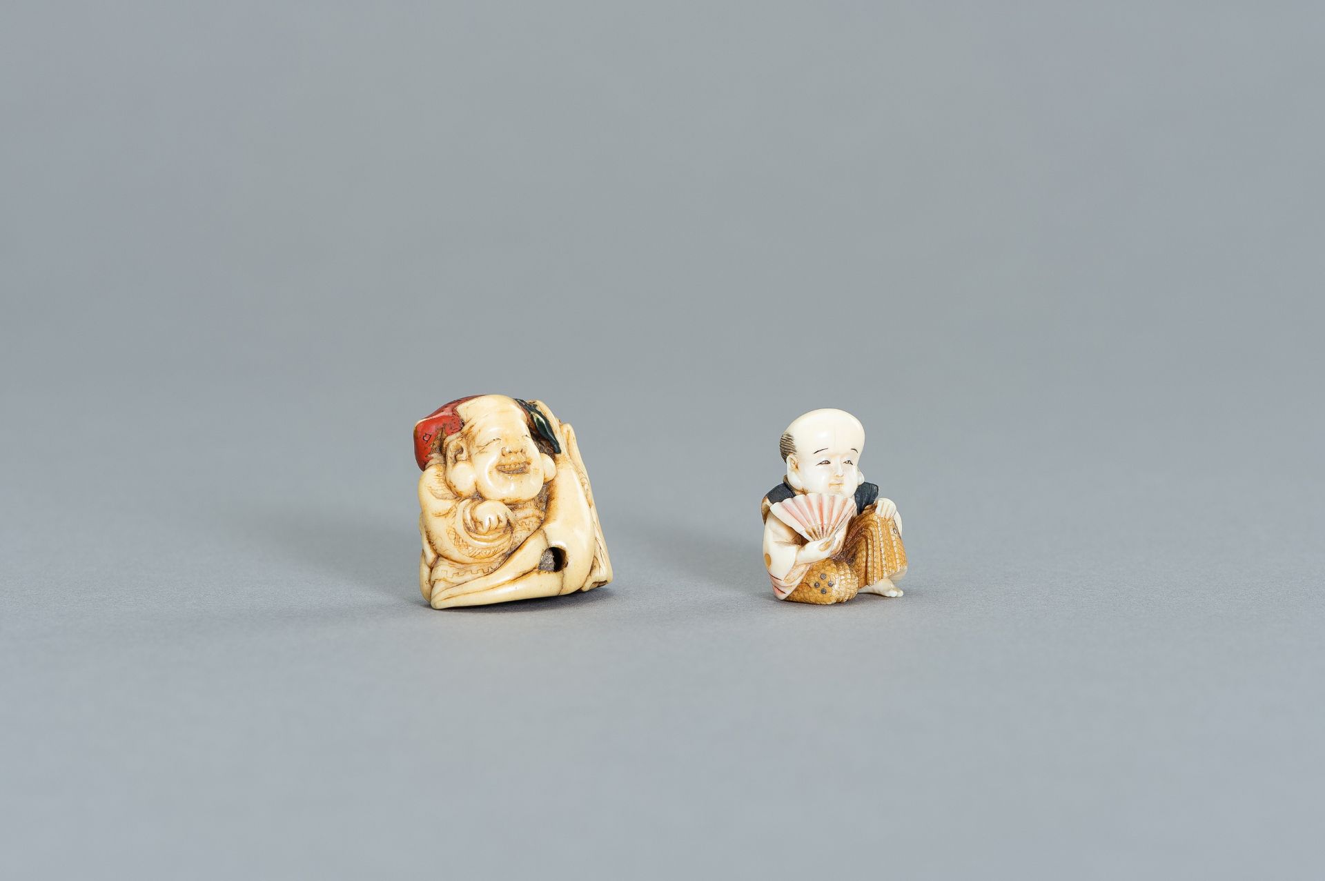 A GROUP OF TWO PAINTED IVORY NETSUKE - Image 3 of 3