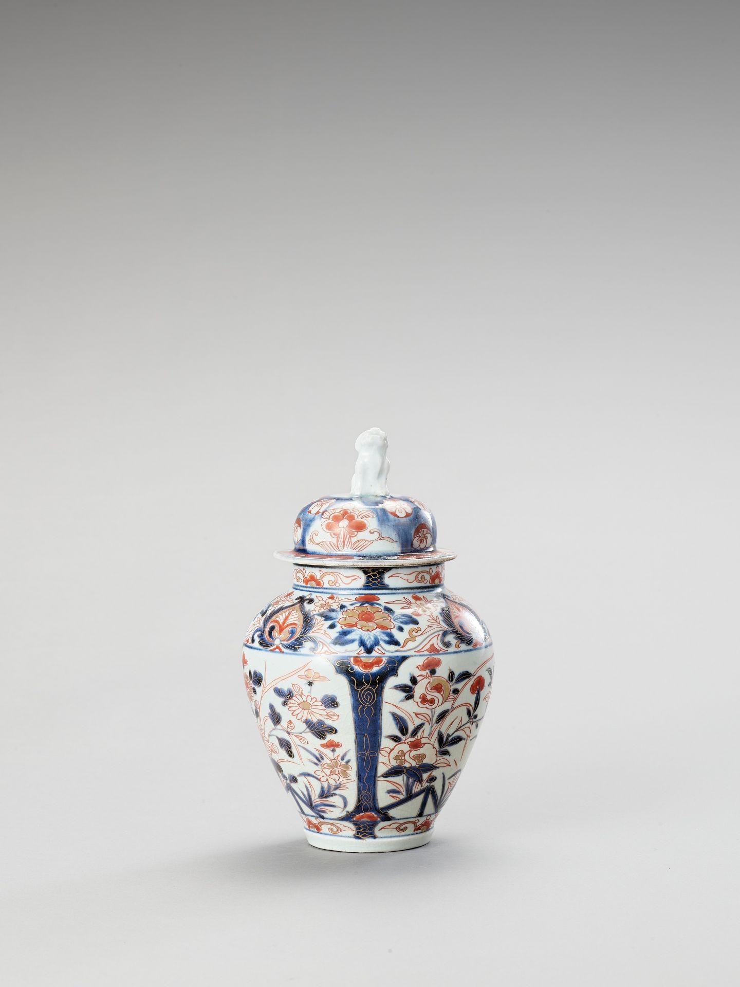 AN IMARI PORCELAIN VASE AND COVER - Image 2 of 7