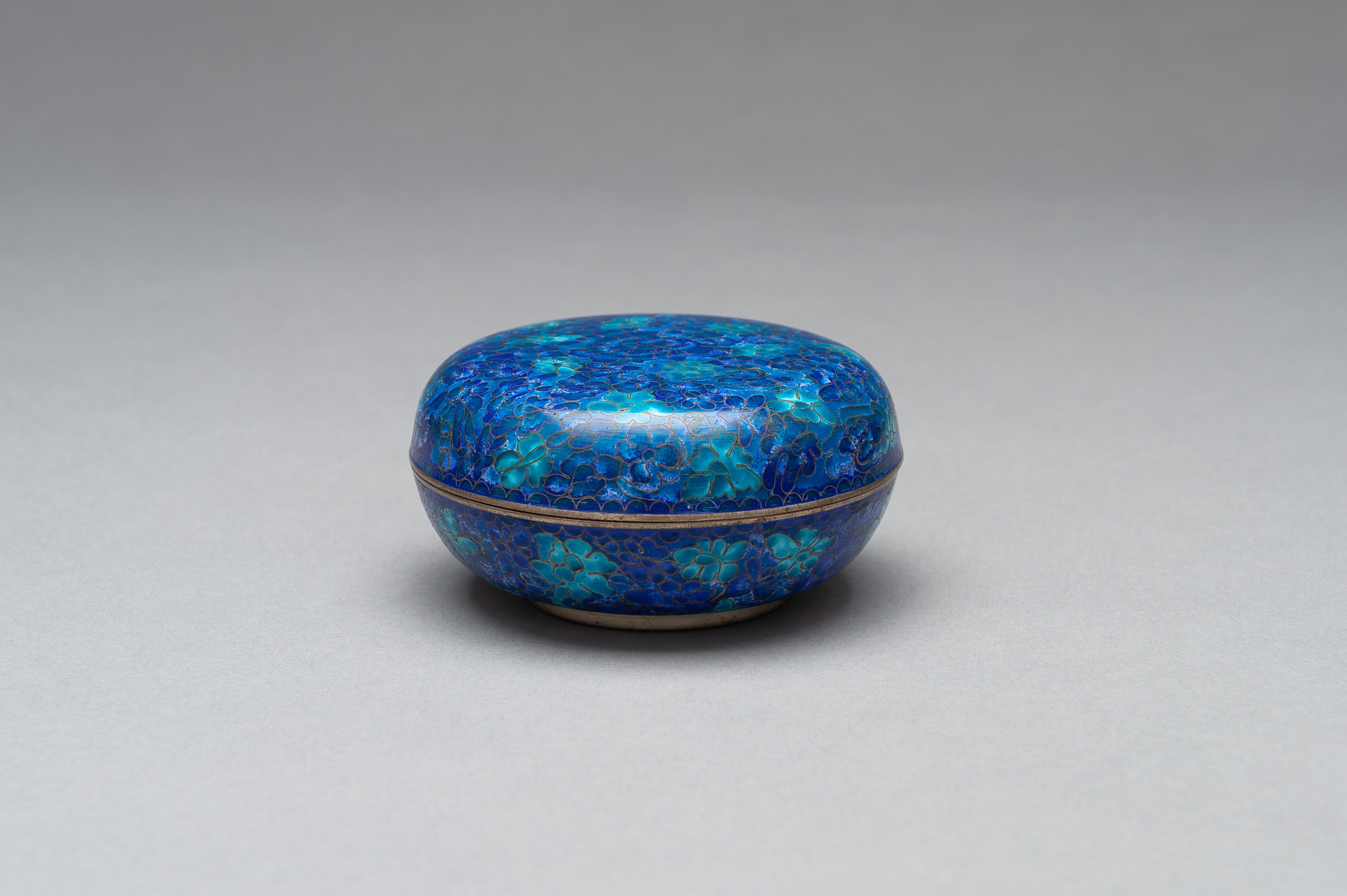 A LIDDED CLOISONNE BOX - Image 3 of 11