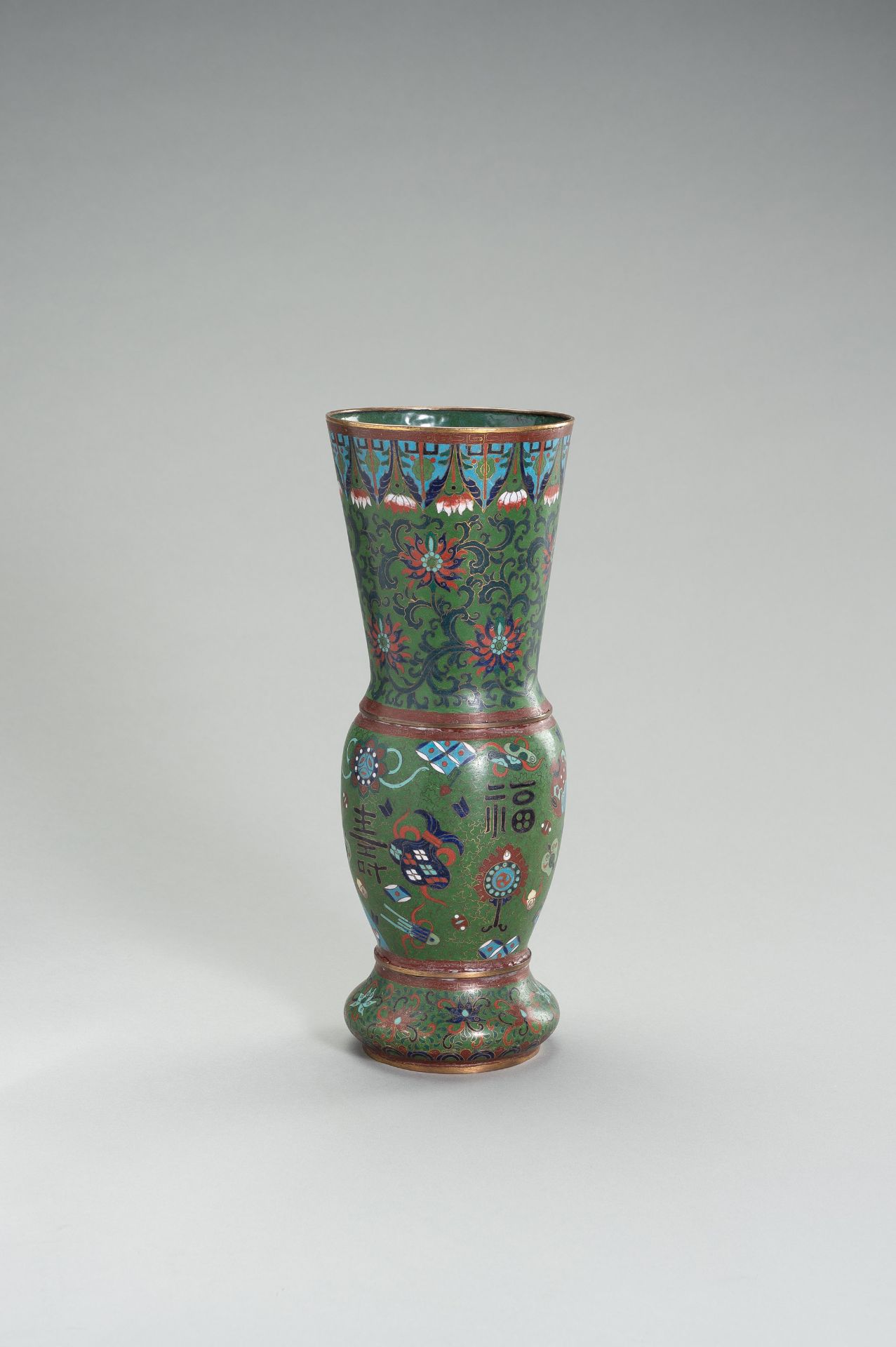 A LARGE CLOISONNE ENAMEL VASE WITH LOTUS AND AUSPICIOUS SYMBOLS - Image 4 of 11