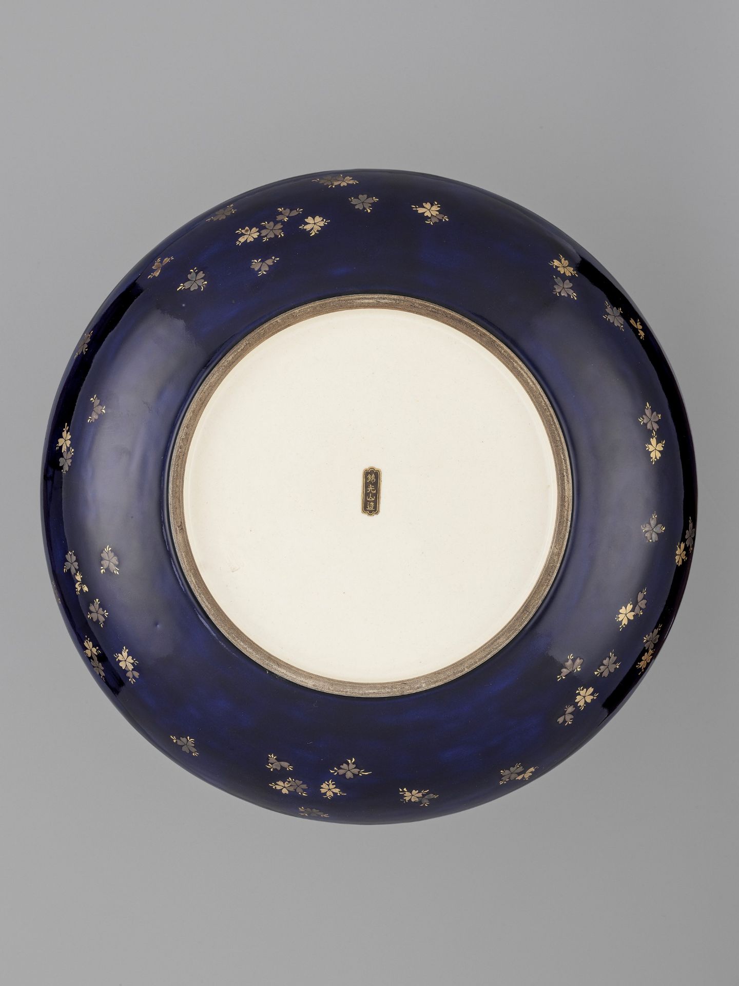 KINKOZAN: A SATSUMA CERAMIC DISH WITH SCROLL PAINTINGS OF POETS - Image 7 of 9