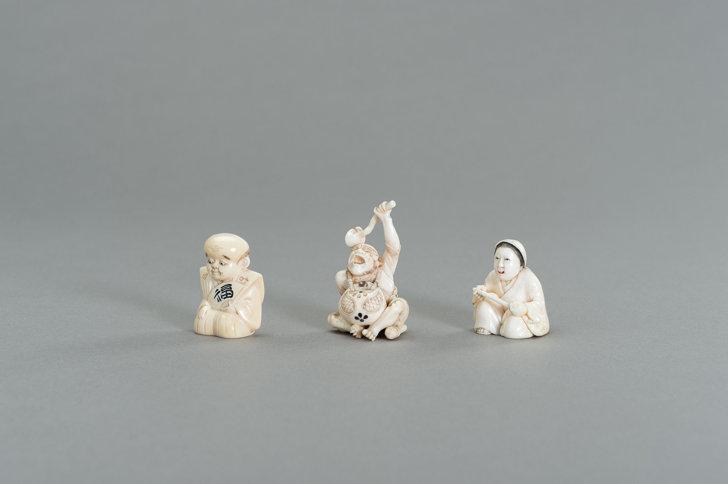 A GROUP OF THREE IVORY NETSUKE - Image 2 of 3