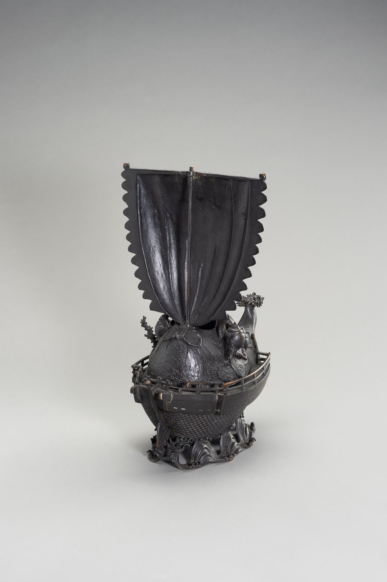 A LARGE BRONZE CENSER IN THE SHAPE OF A TREASURE SHIP - Bild 7 aus 13