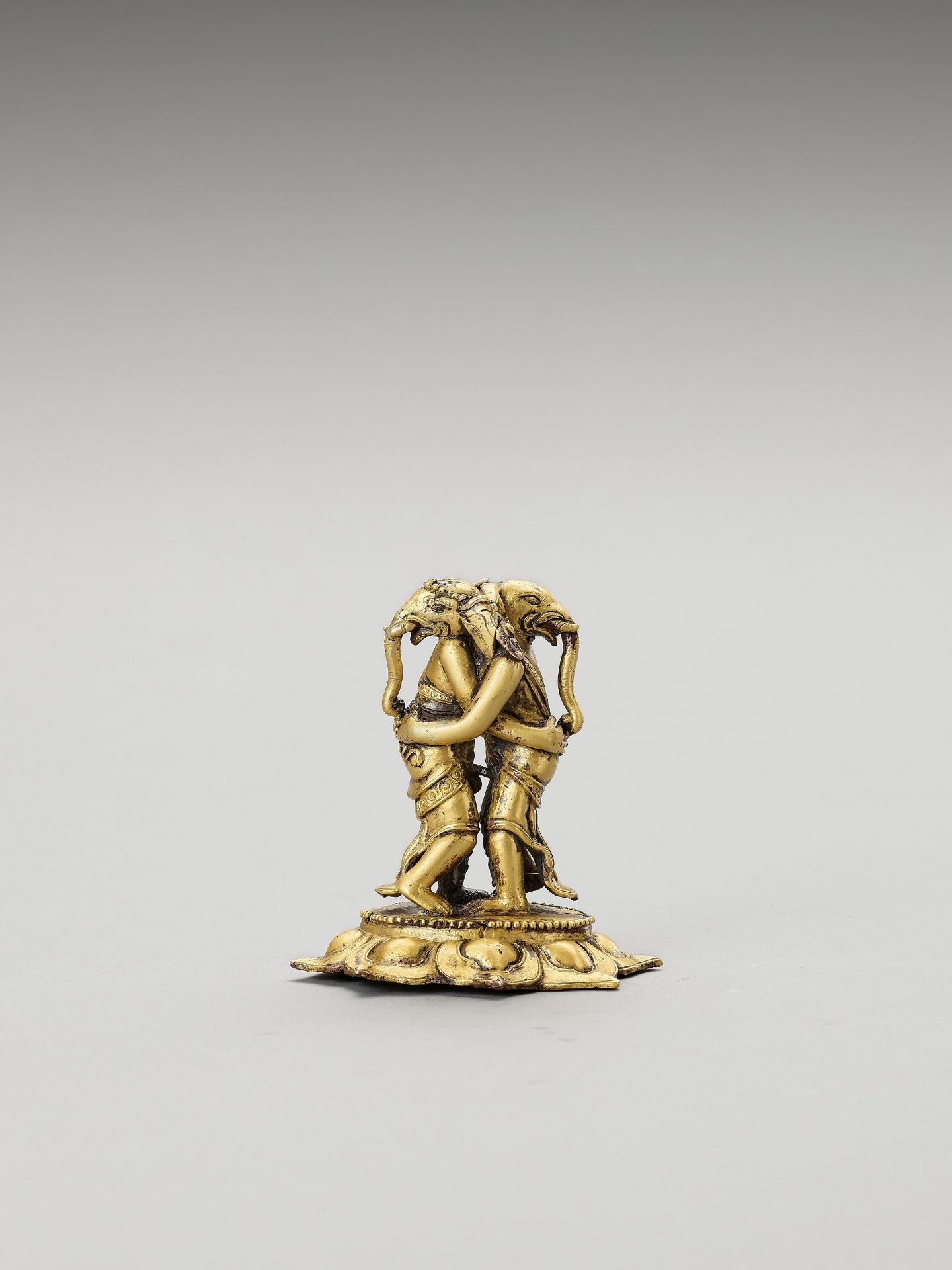 A GILT BRONZE FIGURE OF TWO ELEPHANT HEADED DEITIES, KANGITEN - Bild 3 aus 5