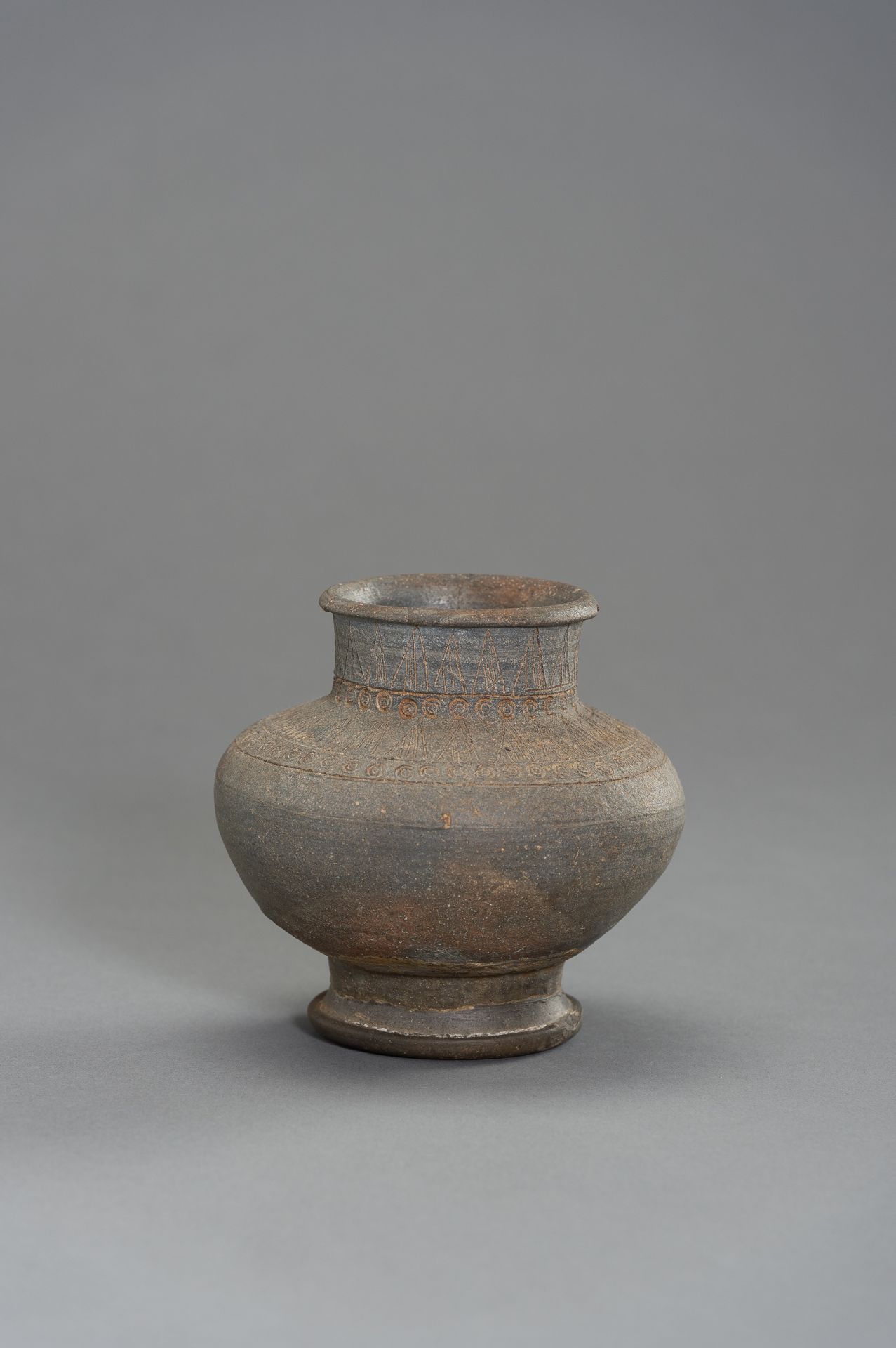 A KOREAN EARTHWARE JAR - Image 4 of 7