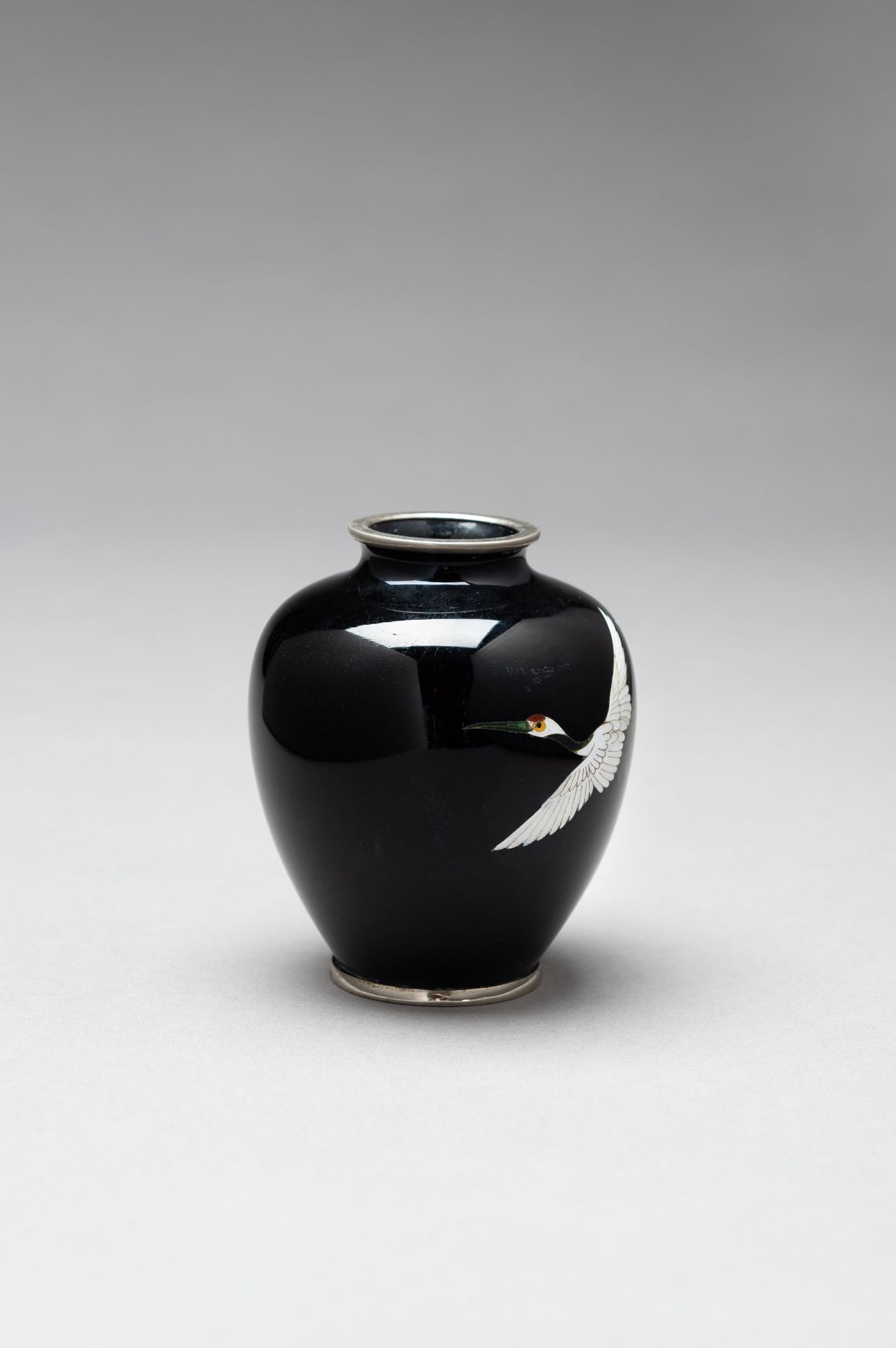 A SMALL CLOISONNE ENAMEL VASE WITH CRANES - Image 6 of 8