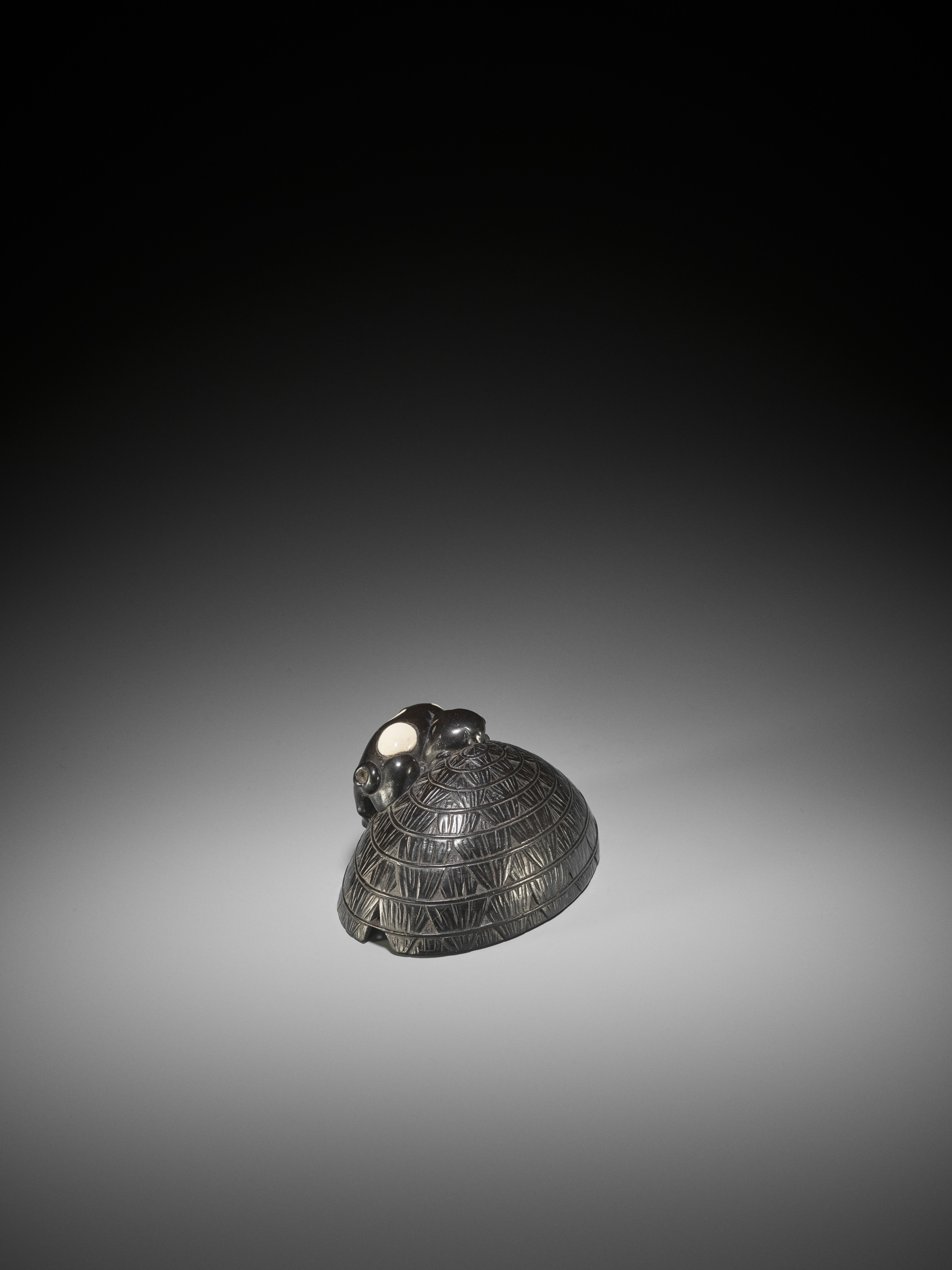 A LARGE INLAID EBONY WOOD NETSUKE OF PUPPIES ON A STRAW HAT - Image 7 of 11