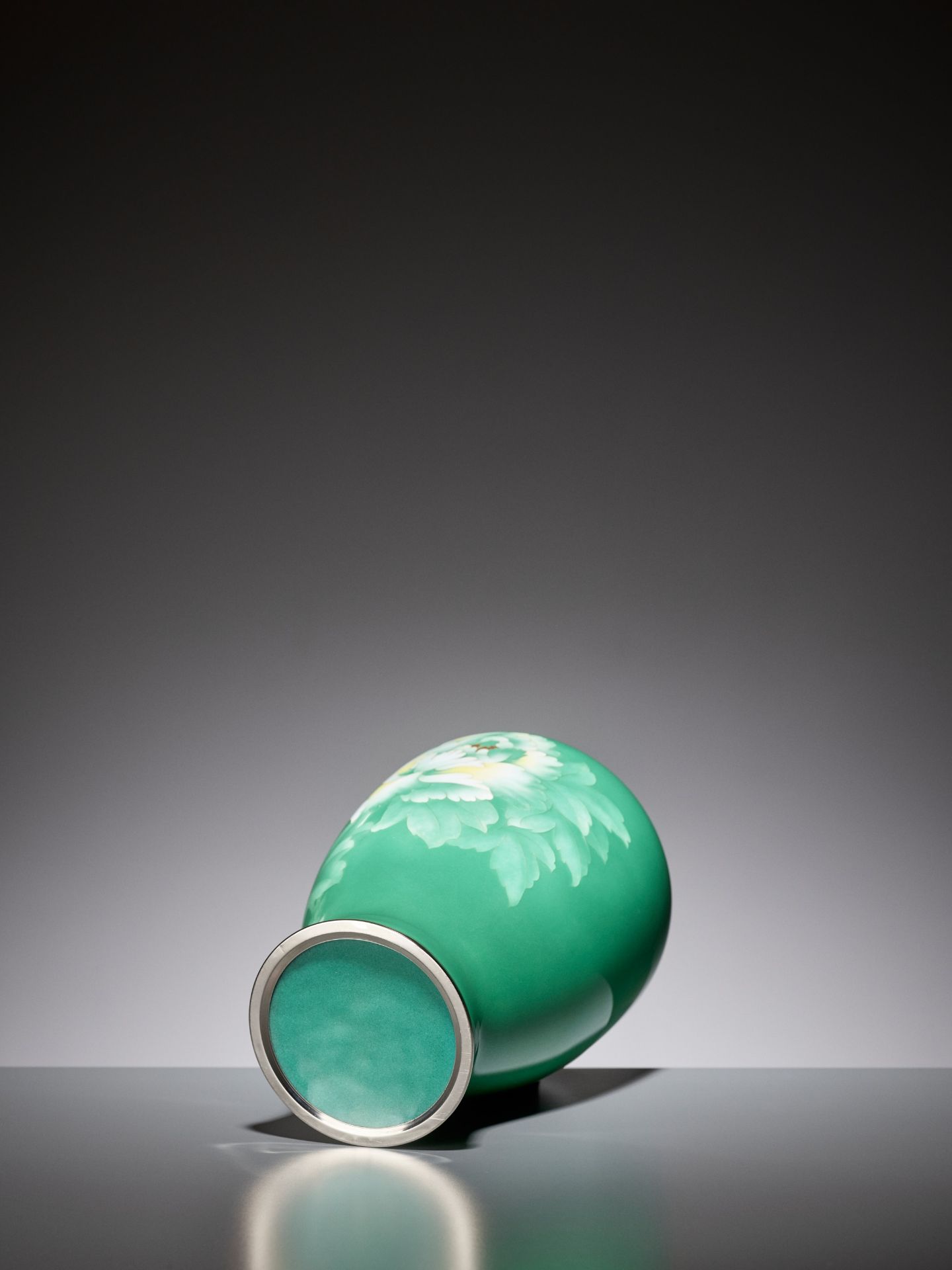 AN EMERALD GREEN CLOISONNE ENAMEL VASE WITH PEONY, ATTRIBUTED TO THE WORKSHOP OF ANDO JUBEI - Image 6 of 6