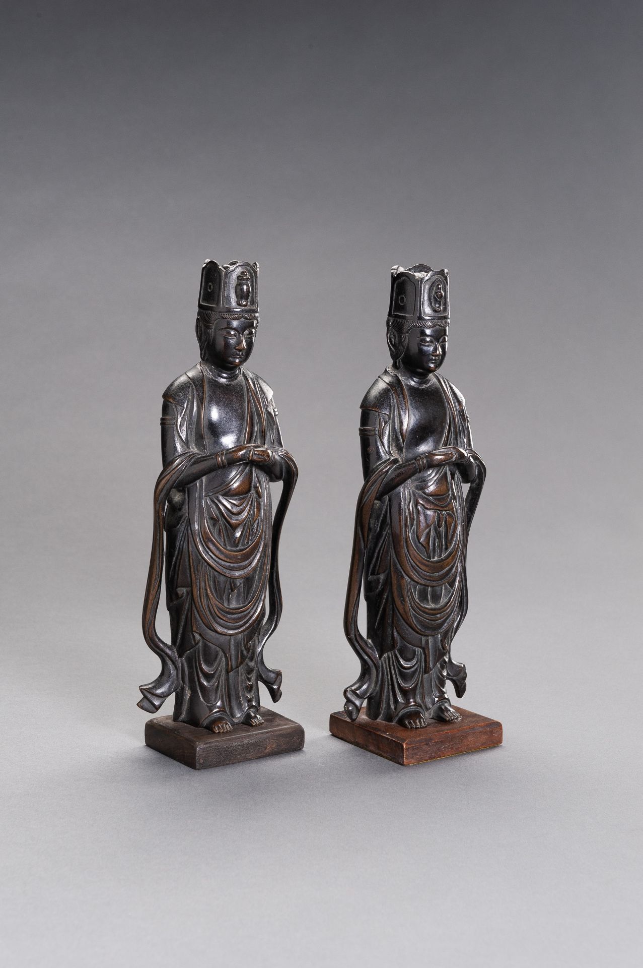 A PAIR OF JAPANESE BRONZE FIGURES DEPICTING KANNON - Image 2 of 8