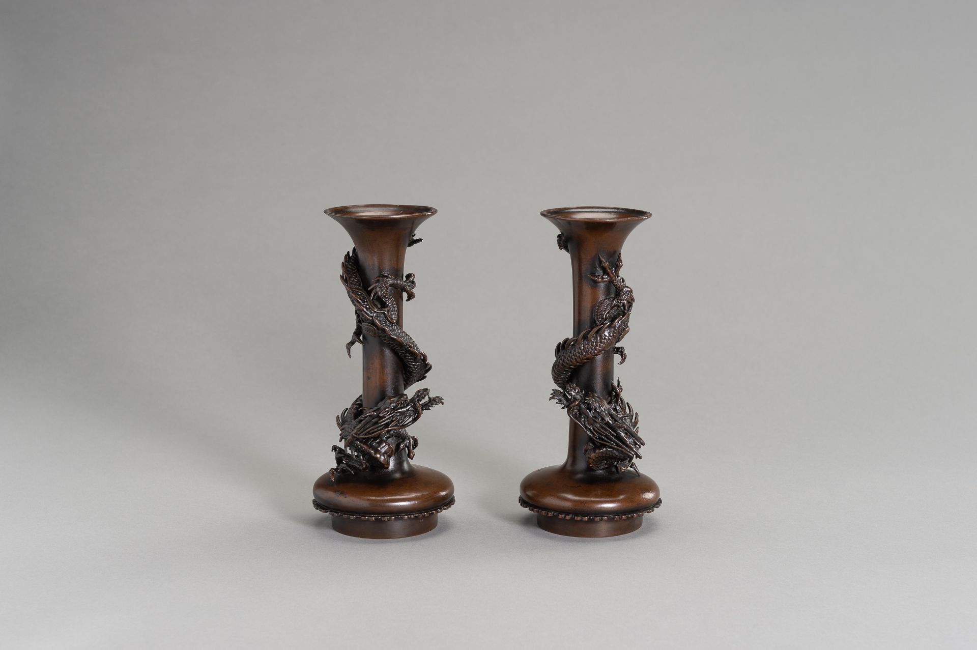 SUZUKI MASAYOSHI: A FINE PAIR OF BRONZE VASES WITH DRAGONS - Bild 7 aus 11