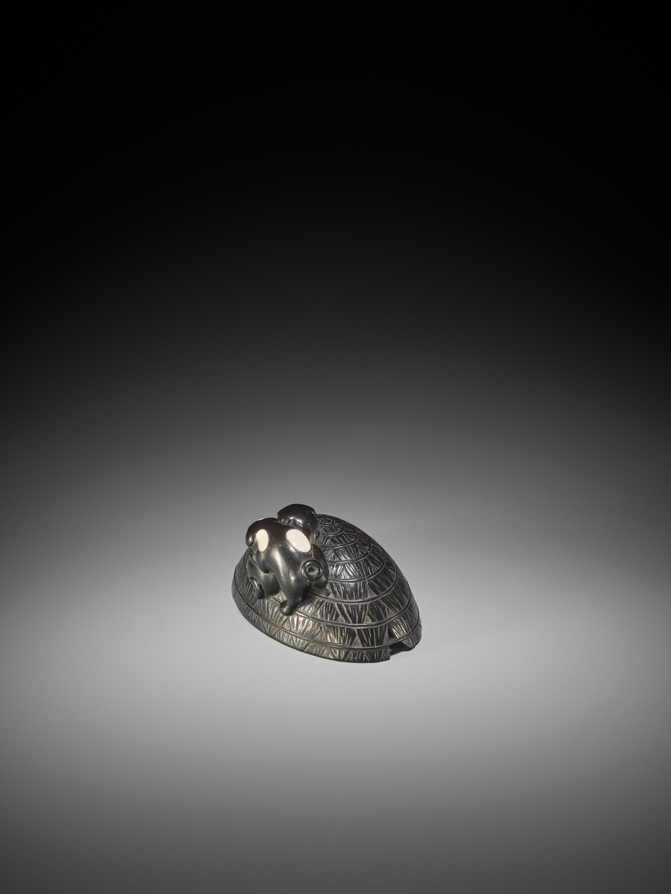 A LARGE INLAID EBONY WOOD NETSUKE OF PUPPIES ON A STRAW HAT - Image 6 of 11