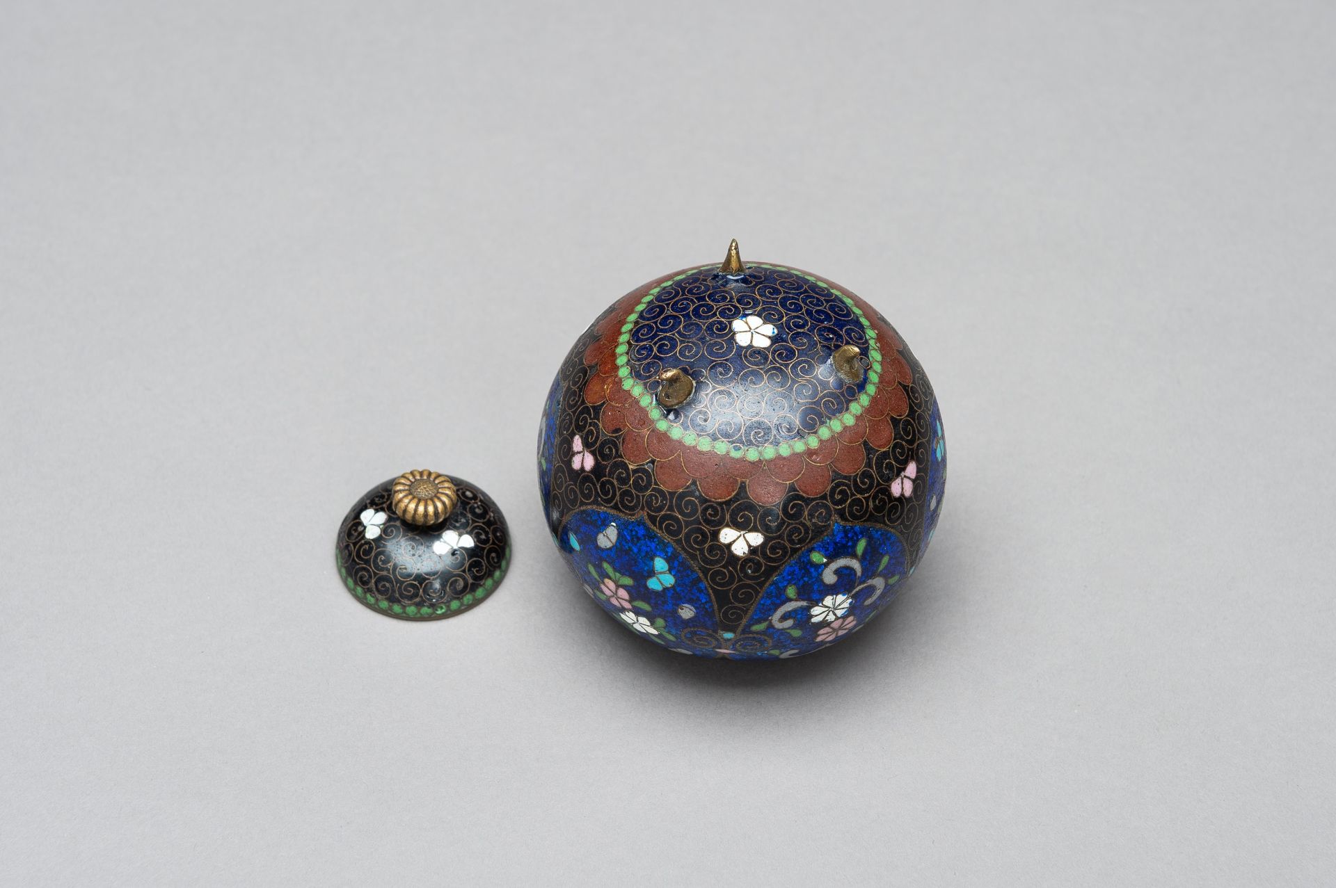 A CLOISONNE KORO WITH COVER - Image 10 of 10