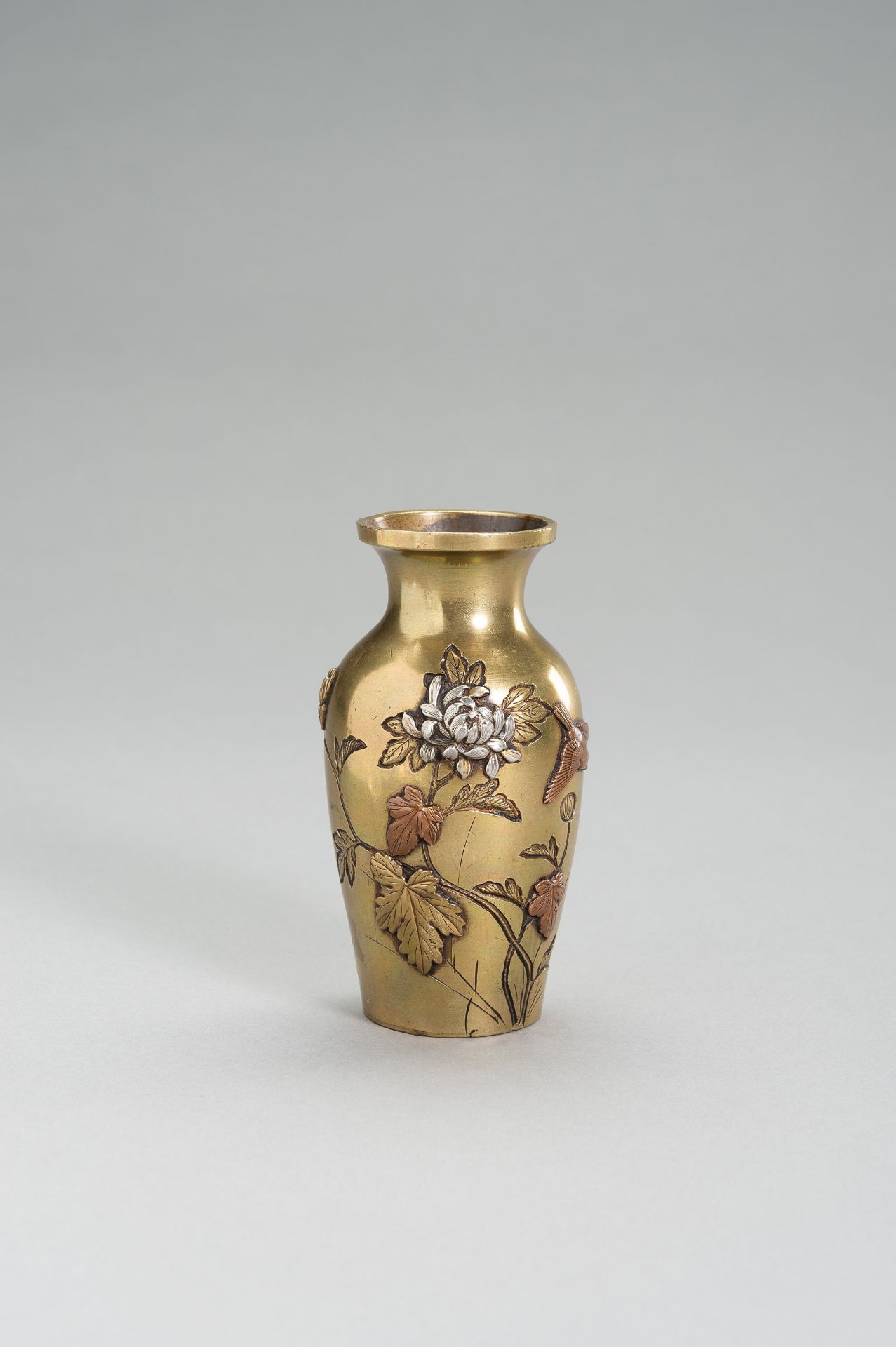 A FINE GILT BRONZE VASE WITH PEONIES - Bild 3 aus 8