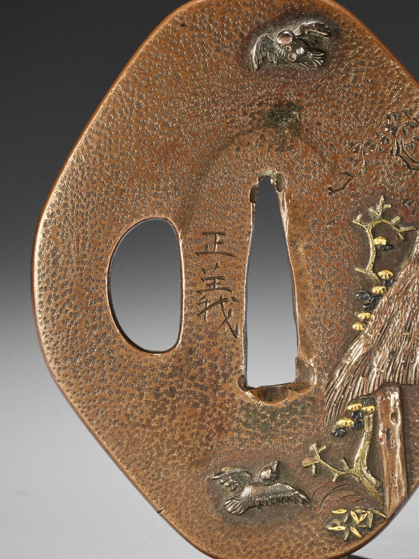 MASAYOSHI: A FINE COPPER TSUBA WITH SPARROWS AND THATCHED HUT - Bild 5 aus 5