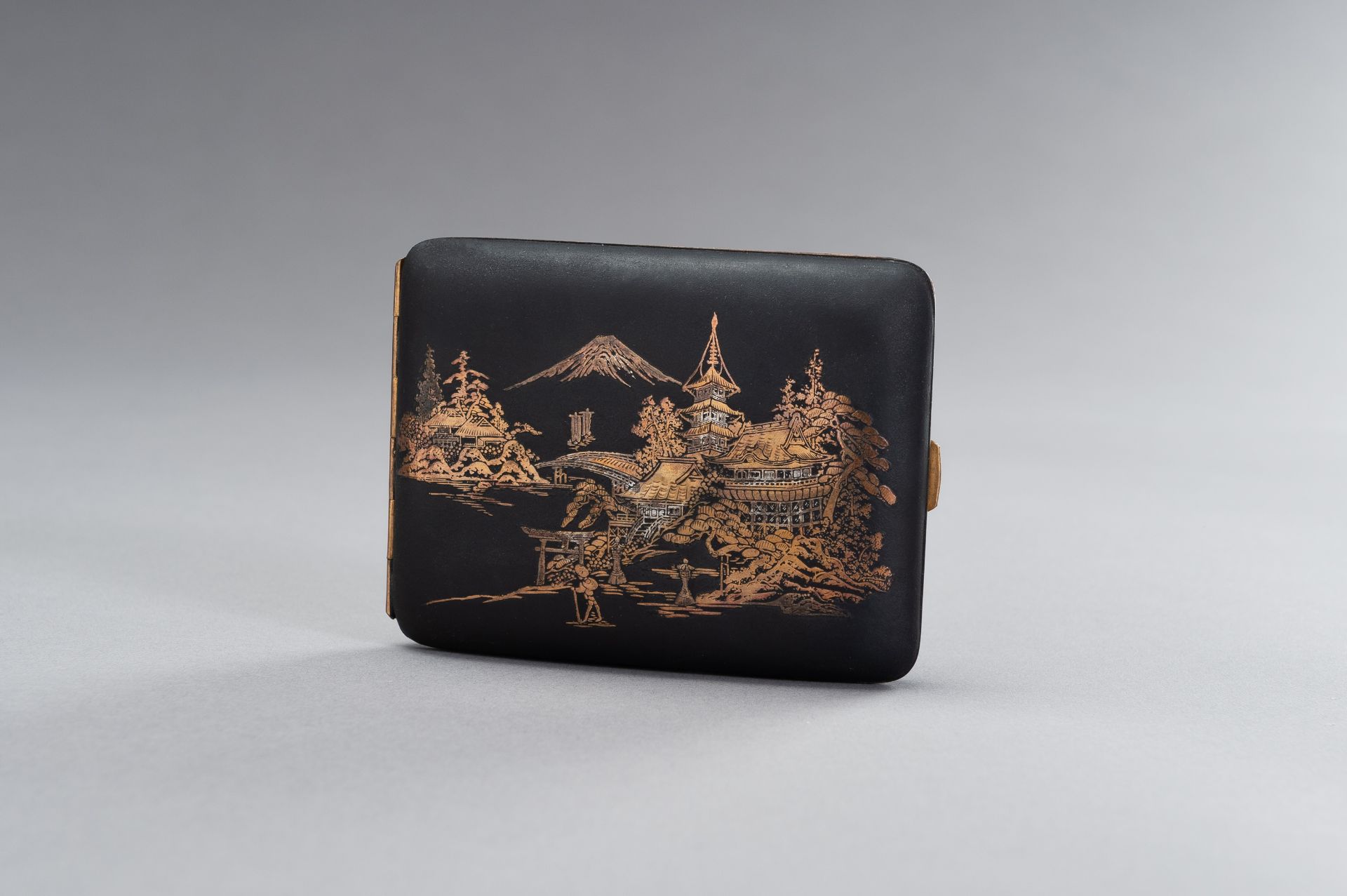 AN IRON KOMAI STYLE CIGARETTE CASE DEPICTING MOUNT FUJI - Image 3 of 8