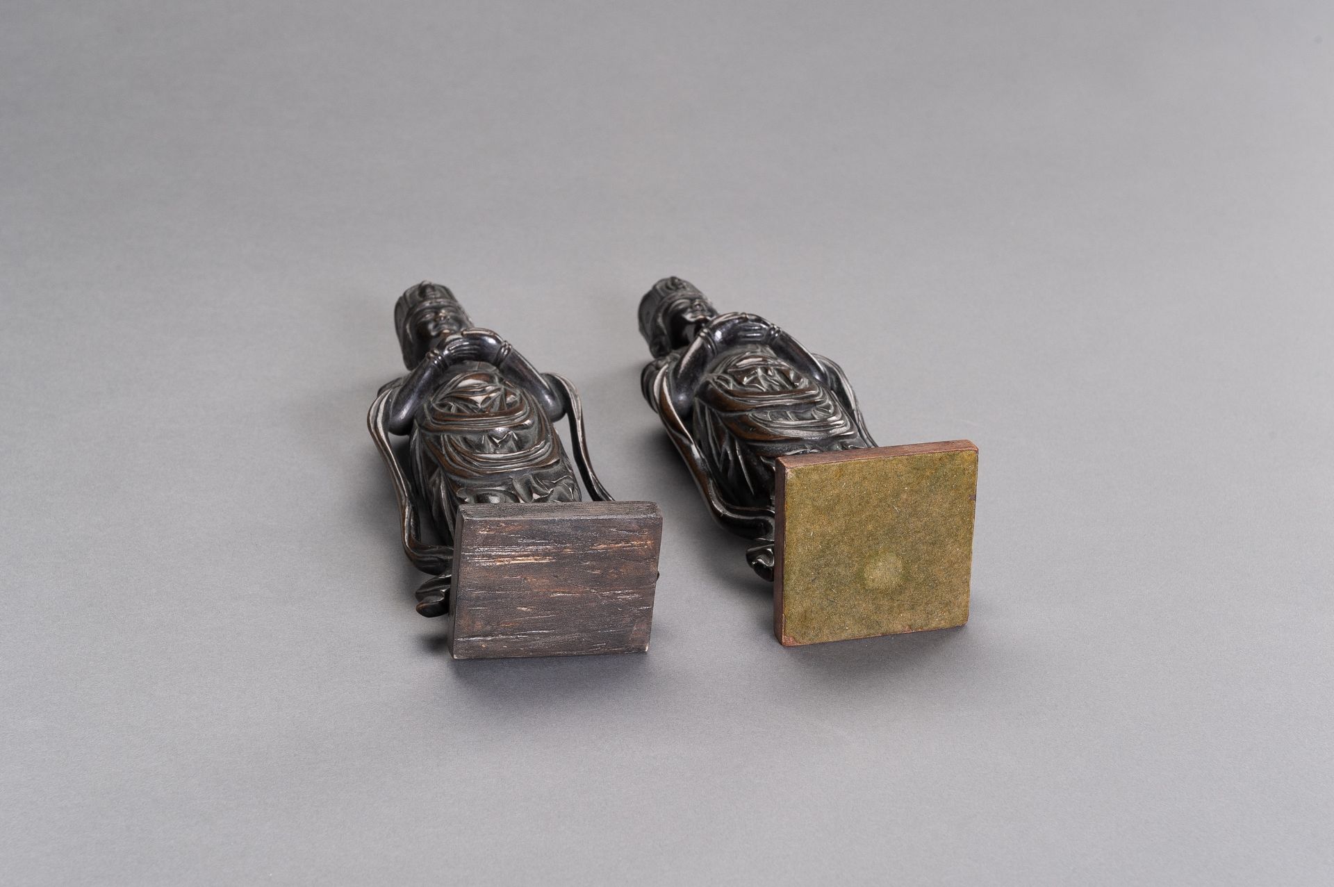 A PAIR OF JAPANESE BRONZE FIGURES DEPICTING KANNON - Image 8 of 8