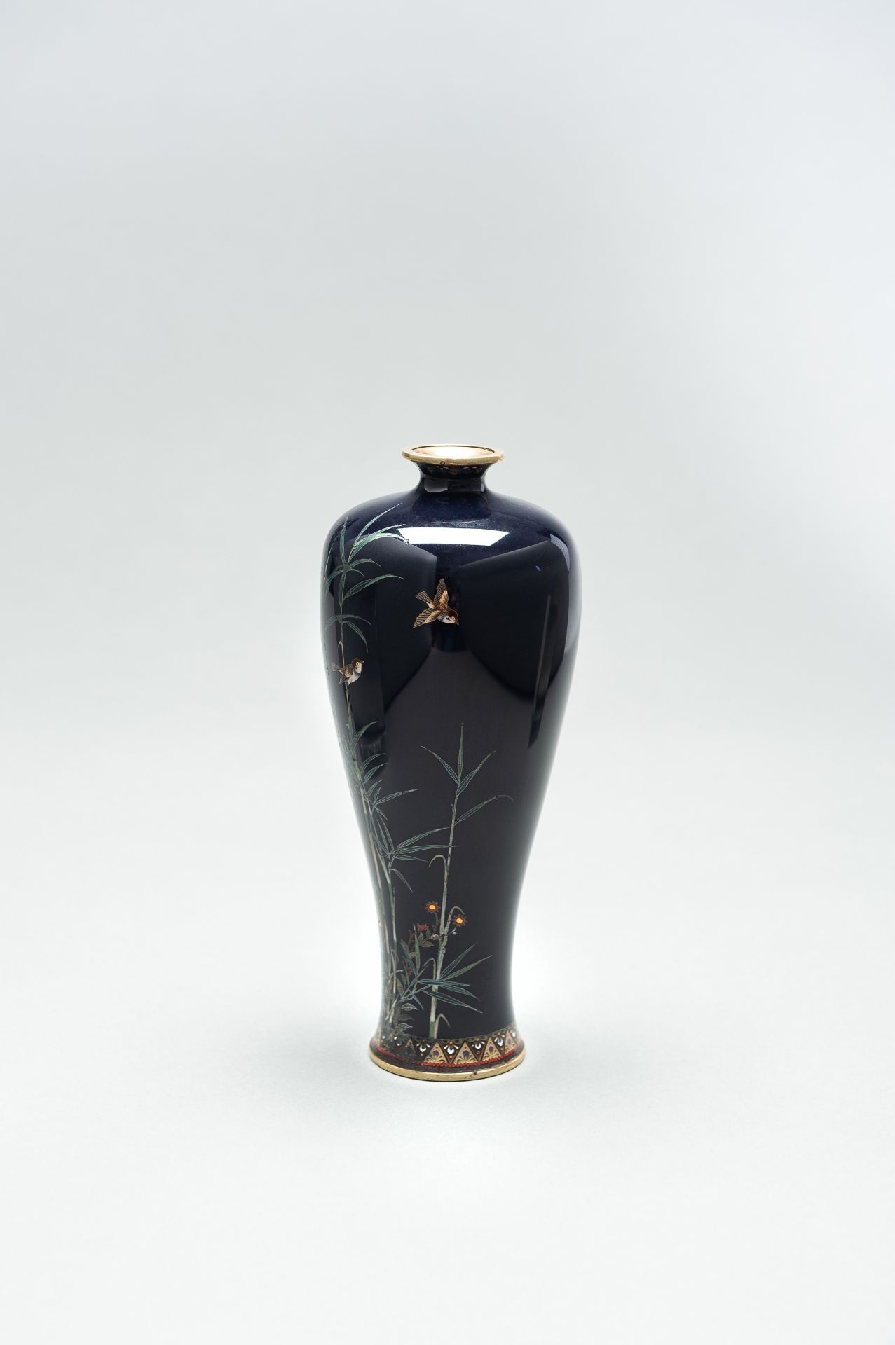 A CLOISONNE ENAMEL VASE WITH BAMBOO AND BIRDS - Image 5 of 8