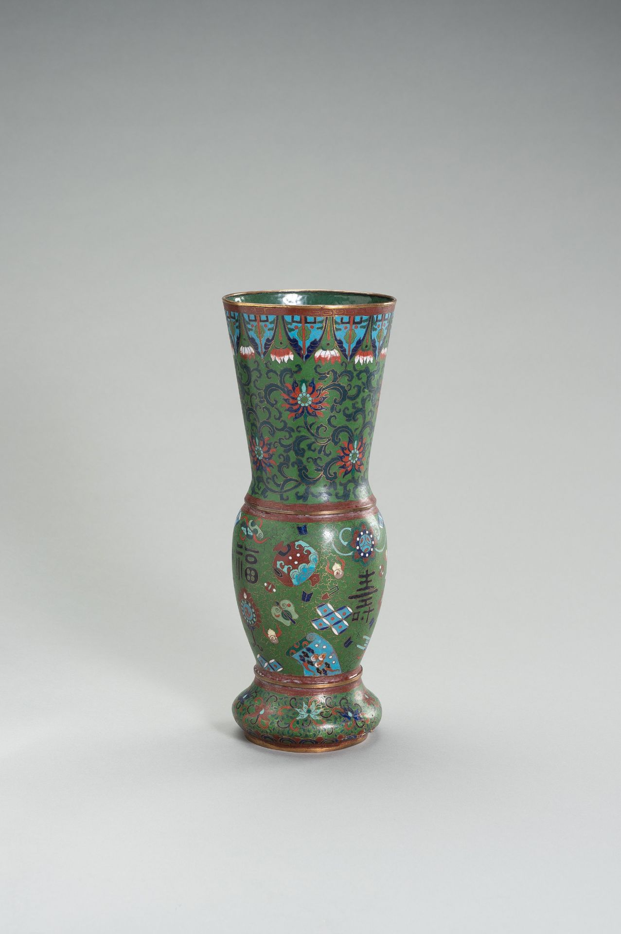 A LARGE CLOISONNE ENAMEL VASE WITH LOTUS AND AUSPICIOUS SYMBOLS - Image 6 of 11