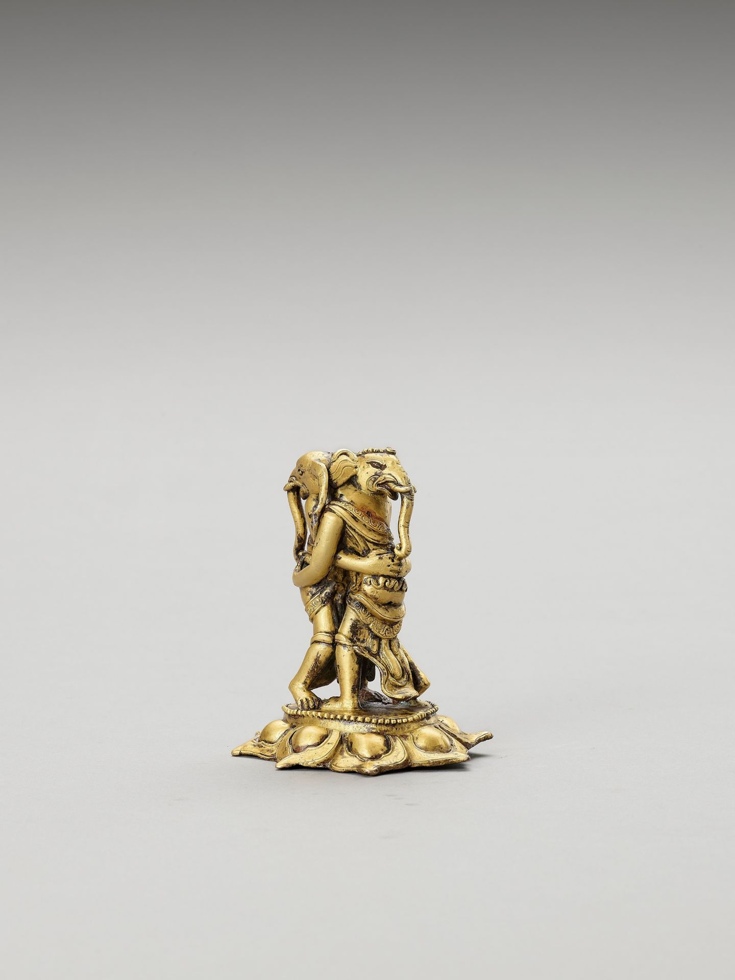 A GILT BRONZE FIGURE OF TWO ELEPHANT HEADED DEITIES, KANGITEN - Bild 2 aus 5