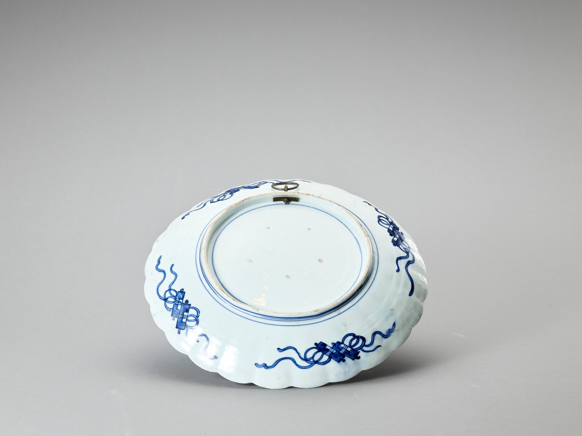 AN IMARI PORCELAIN CHARGER - Image 3 of 4