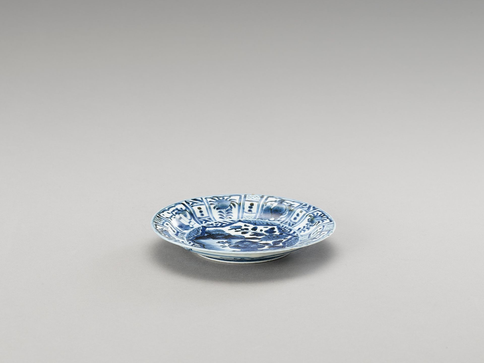 A BLUE AND WHITE ARITA PORCELAIN 'FLORAL' DISH - Image 4 of 4
