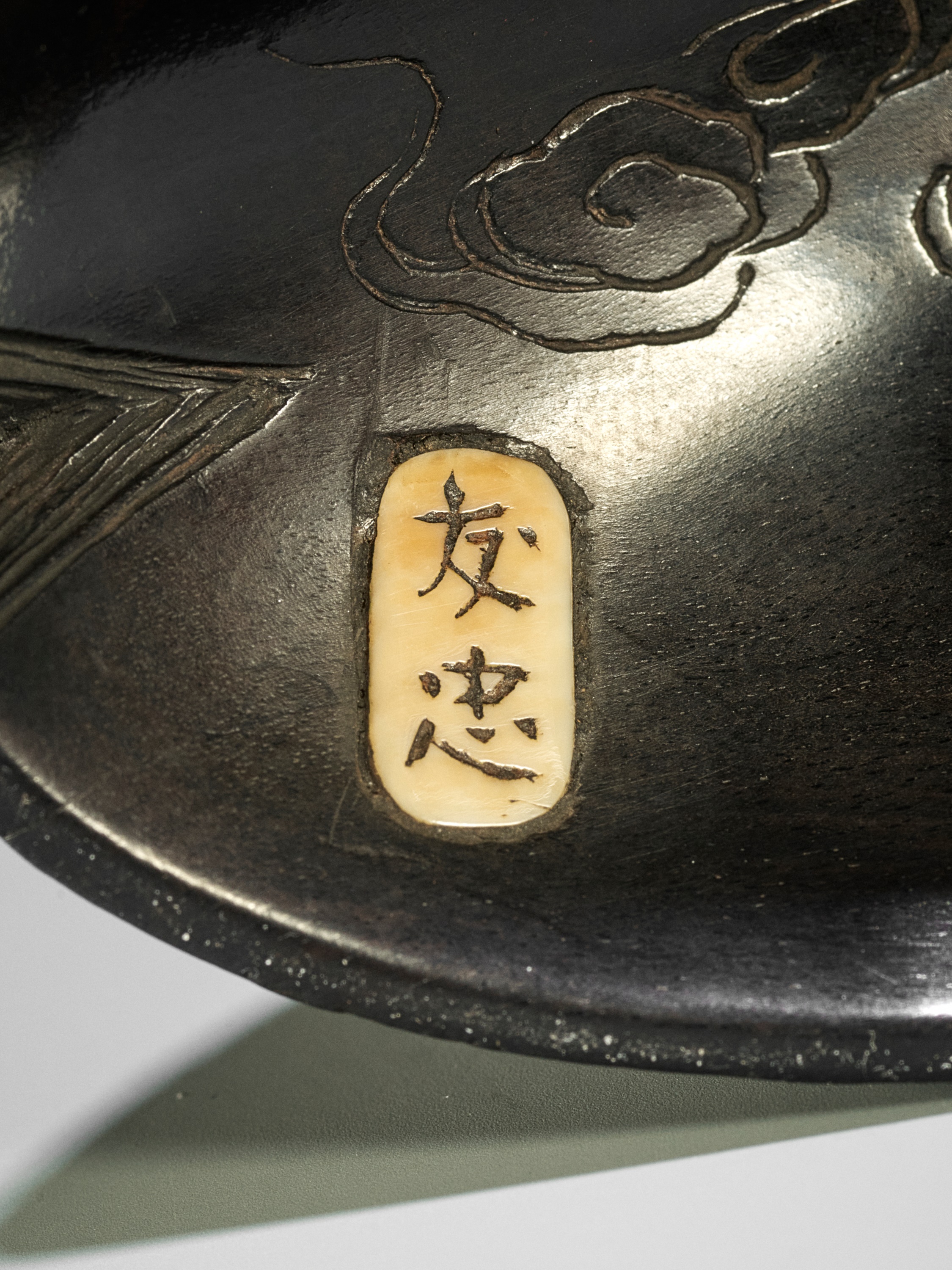 A LARGE INLAID EBONY WOOD NETSUKE OF PUPPIES ON A STRAW HAT - Image 11 of 11