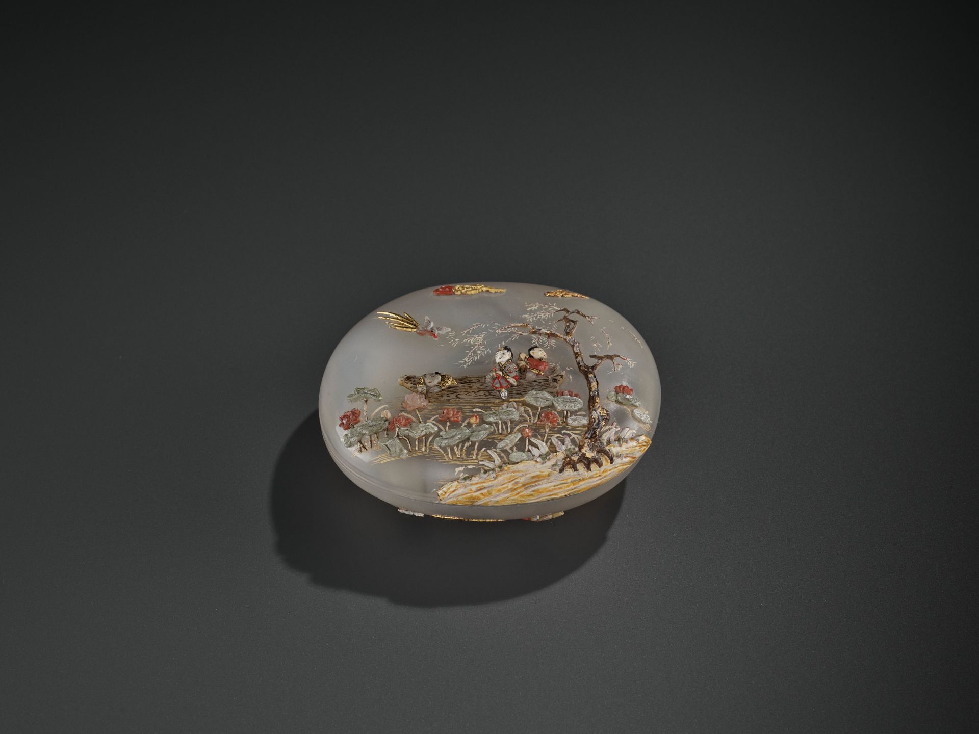 AN EMBELLISHED 'PICKING LOTUS' AGATE BOX, QING DYNASTY - Image 10 of 11