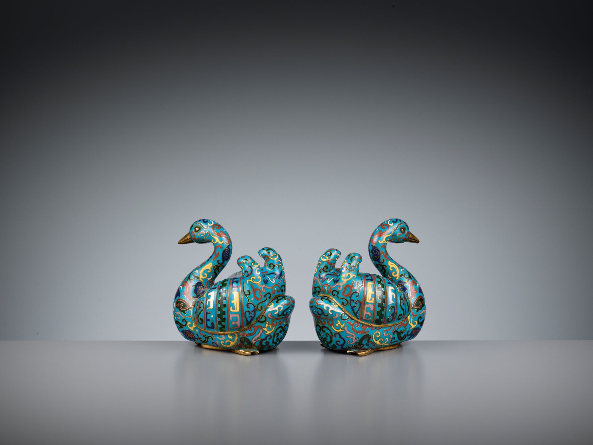 A PAIR OF GILT-BRONZE CLOISONNE ENAMEL 'DUCK' CENSER AND COVERS, LATE QING DYNASTY - Image 5 of 11