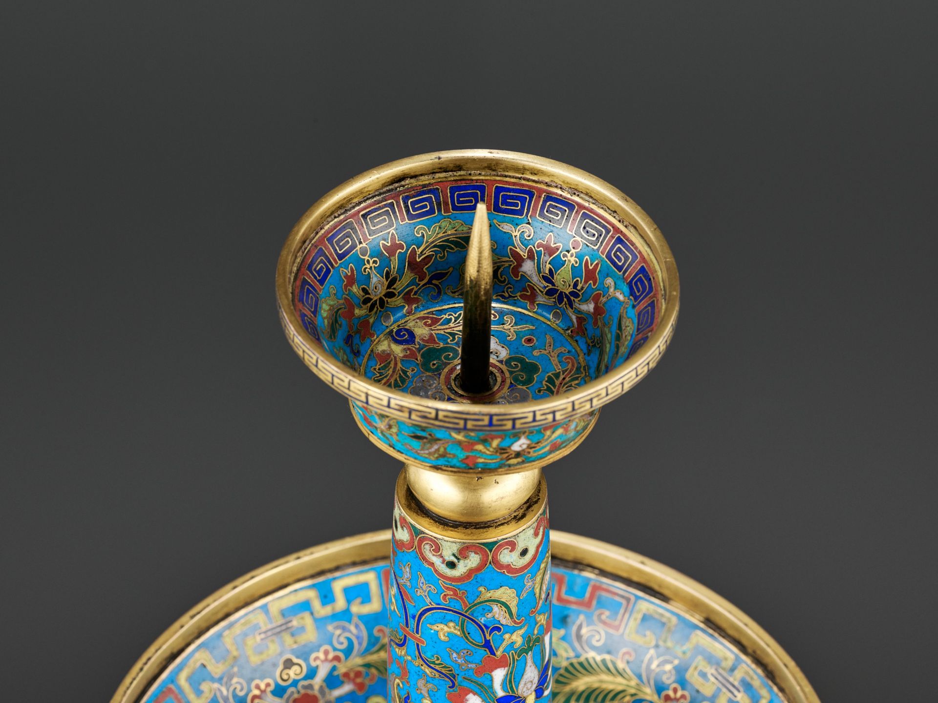 A PAIR OF CLOISONNE ENAMEL CANDLESTICKS, QIANLONG PERIOD - Bild 14 aus 14