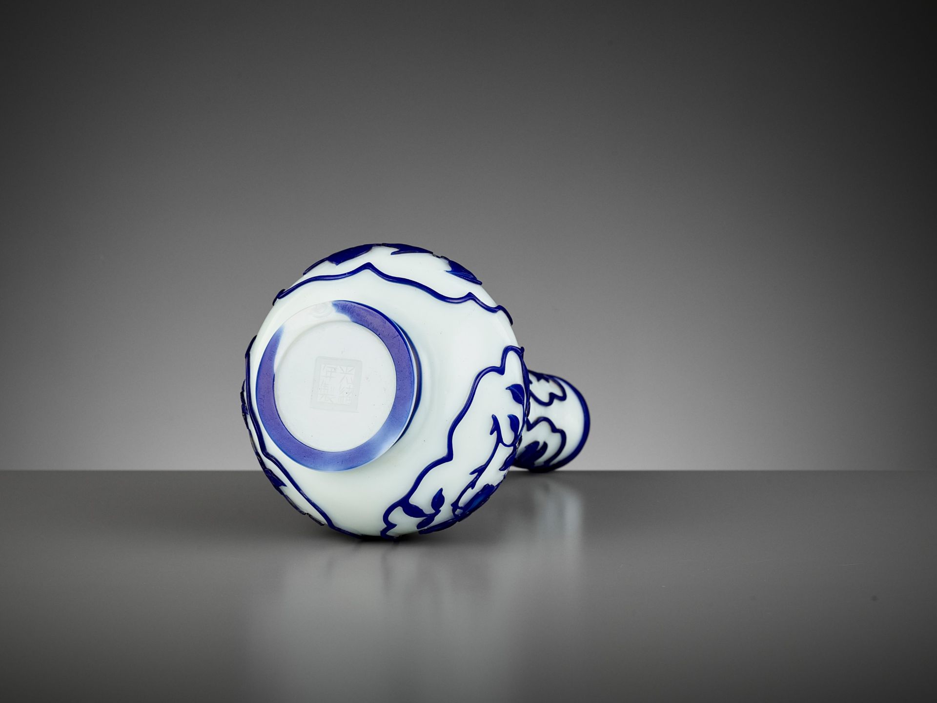 A BLUE OVERLAY WHITE GLASS BOTTLE VASE, GUANGXU MARK AND PERIOD - Image 3 of 10