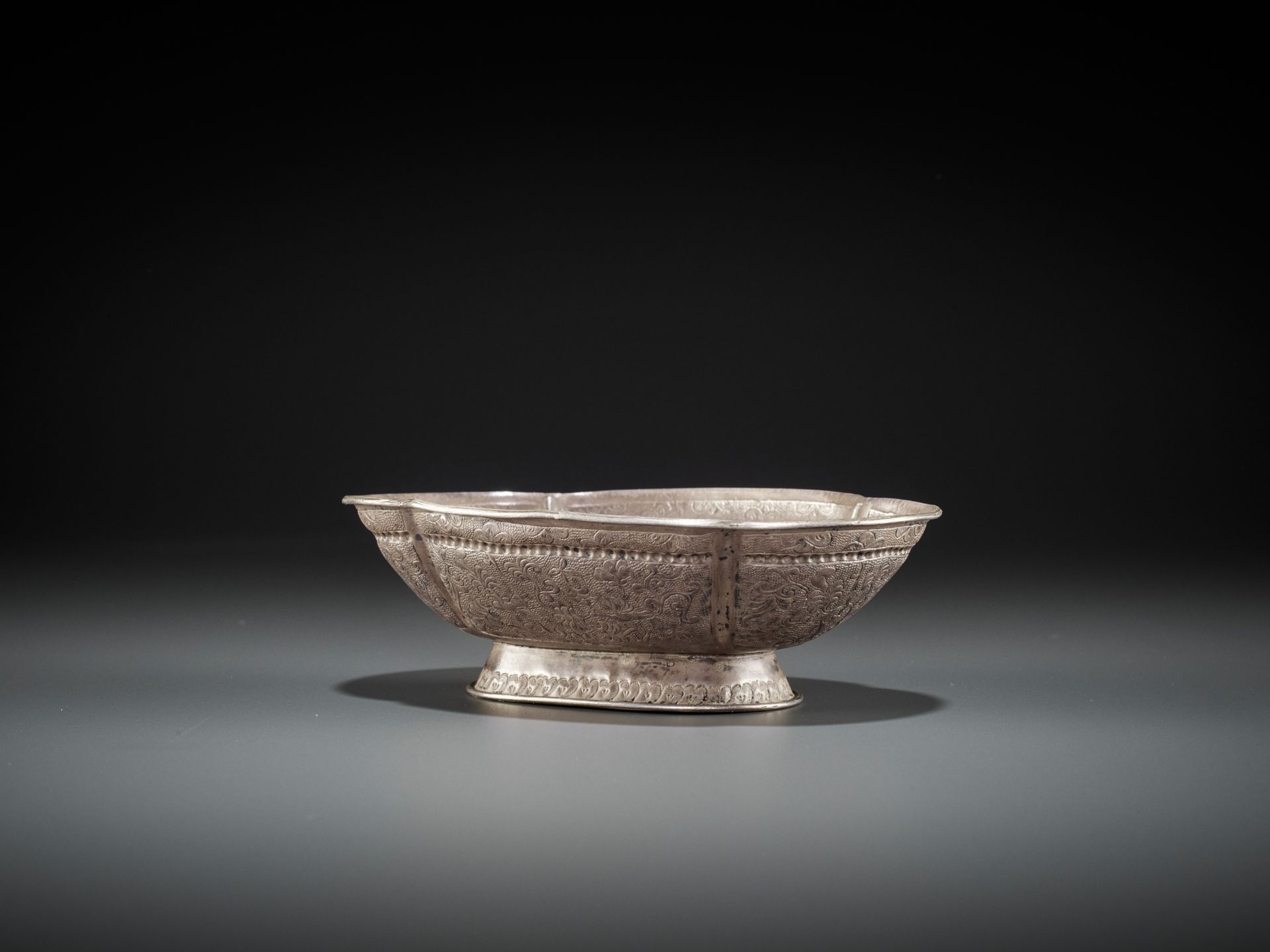 A SILVER REPOUSSE QUATREFOIL BOWL, MING DYNASTY - Image 10 of 11