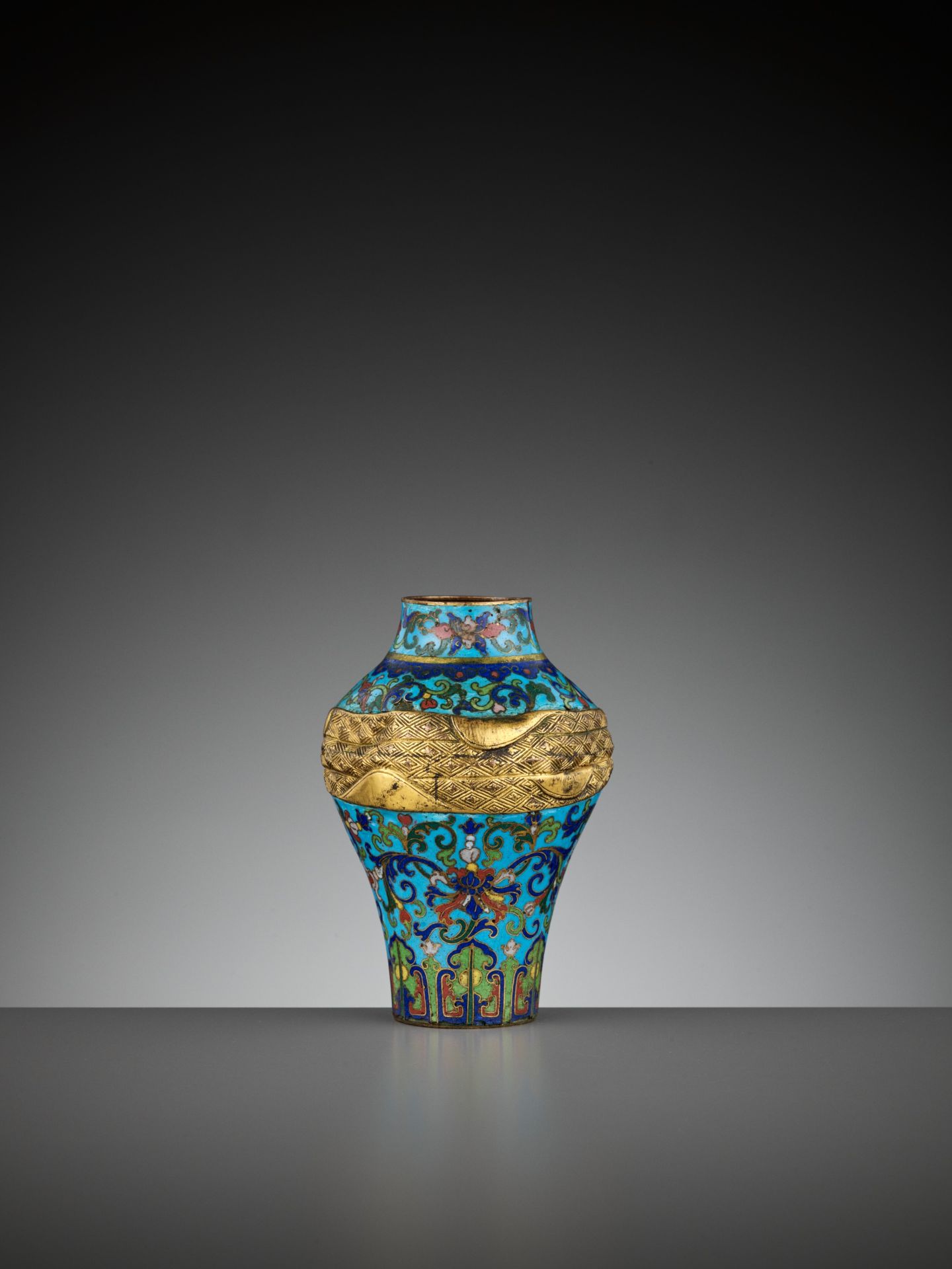 A RARE CLOISONNE ENAMEL 'SASH-TIED' BALUSTER VASE, ATTRIBUTED TO THE IMPERIAL WORKSHOPS, QIANLONG - Image 5 of 10