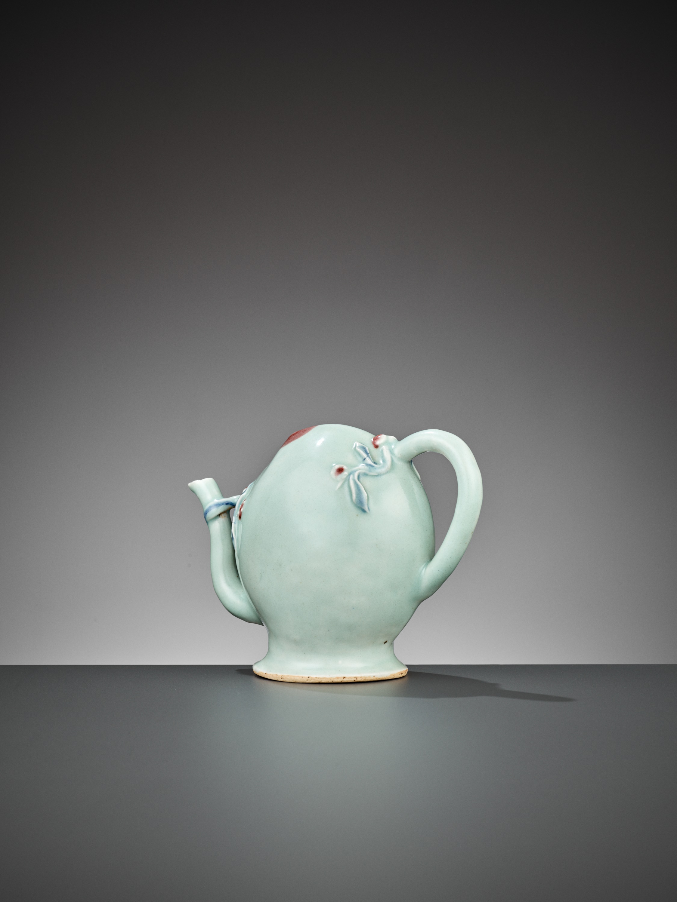 A CELADON-GLAZED 'CADOGAN' WINE POT, EARLIER QING - Bild 7 aus 10