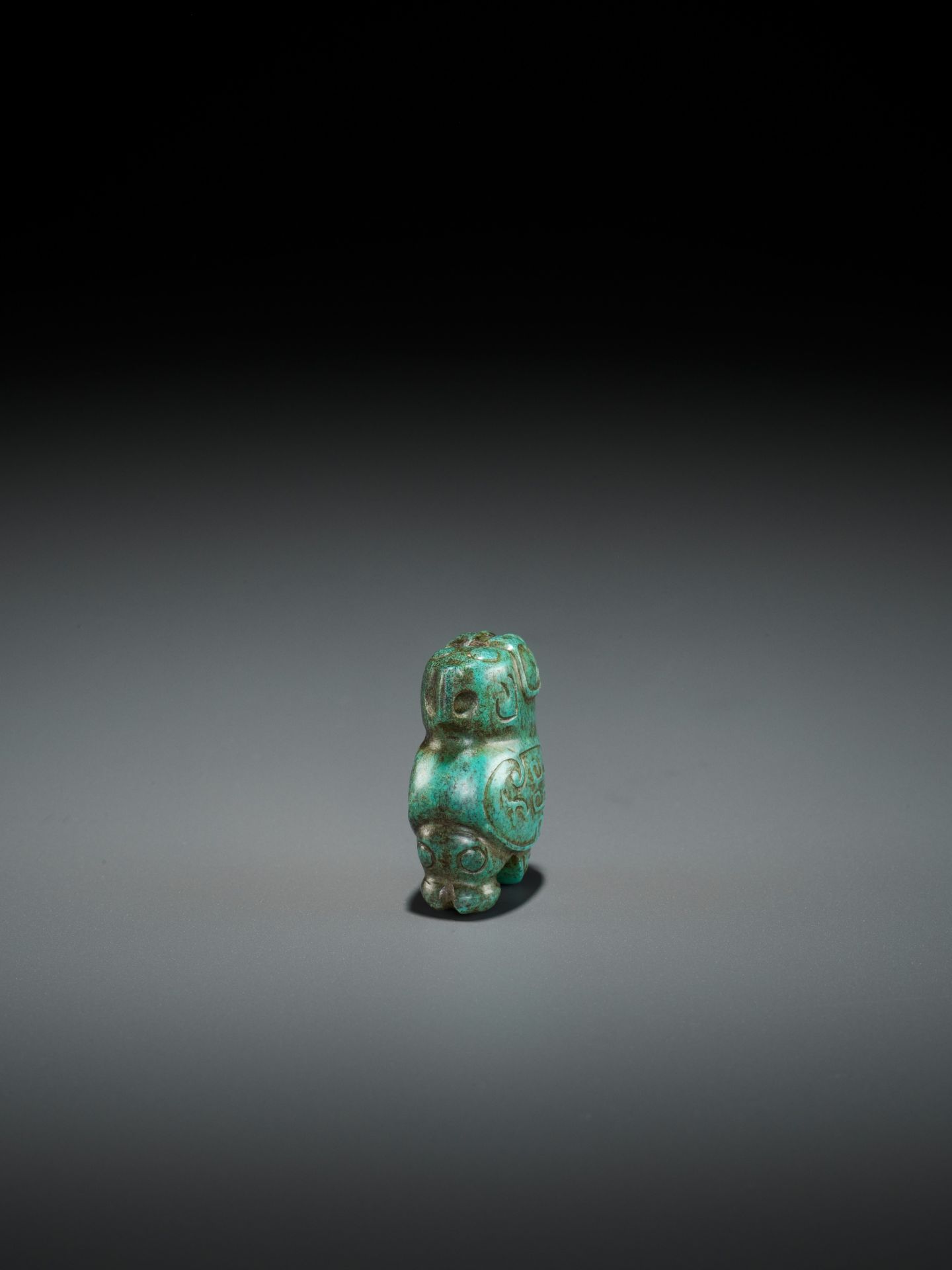 A TURQUOISE MATRIX PENDANT DEPICTING AN OWL, LATE SHANG DYNASTY - Image 10 of 13