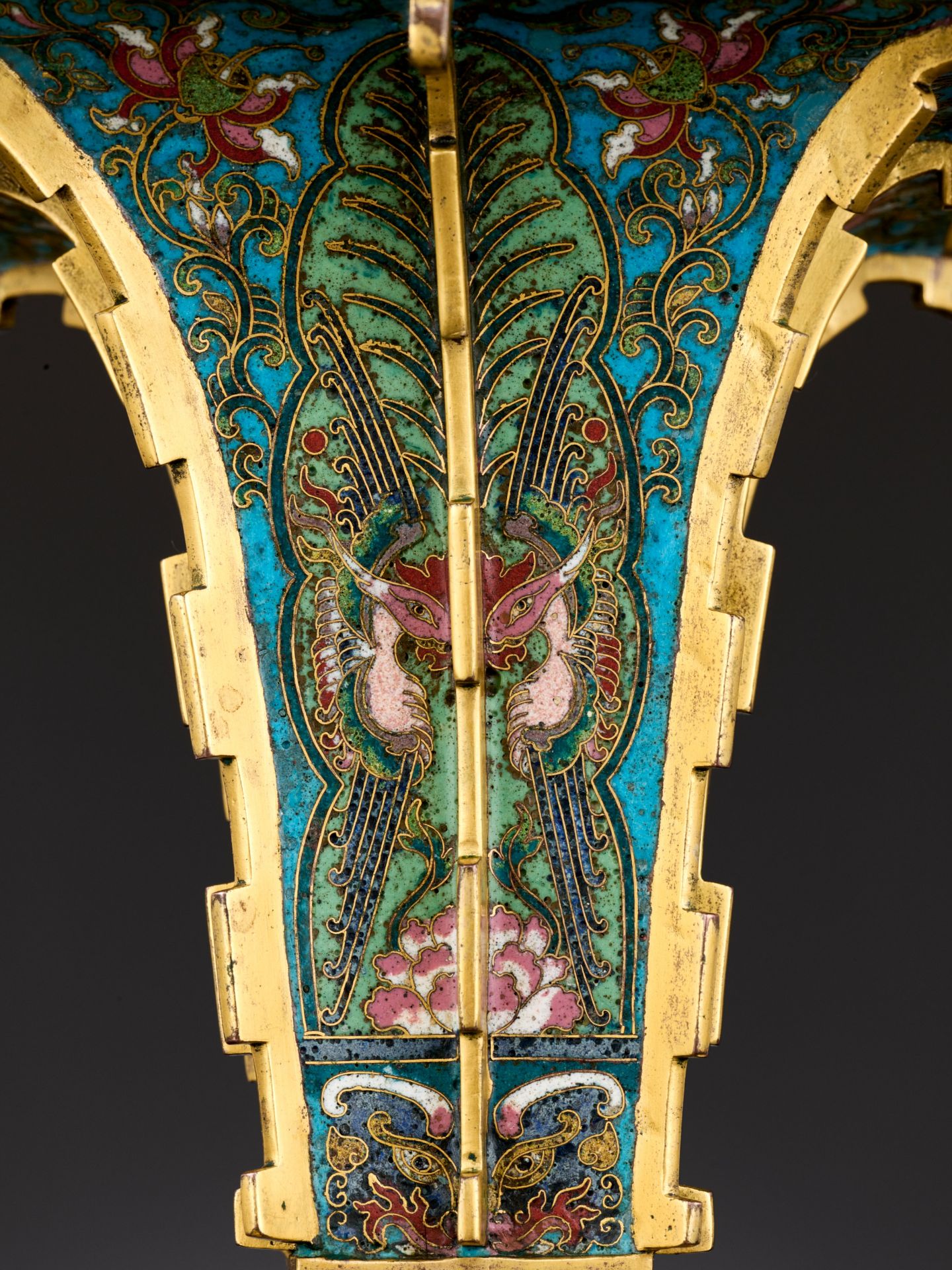 A GILT-BRONZE CLOISONNE ENAMEL VASE, FANG GU, YONGZHENG TO QIANLONG PERIOD - Bild 14 aus 19