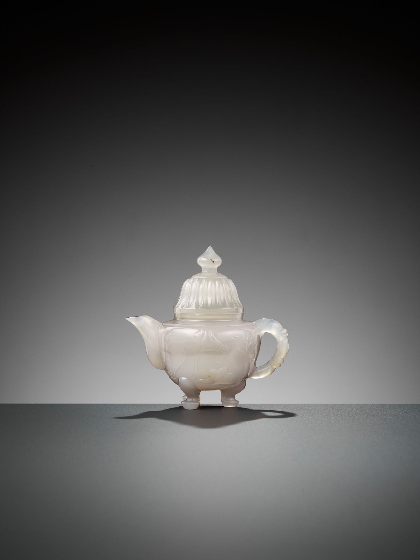 A MUGHAL-STYLE AGATE EWER AND COVER, LATE QING TO REPUBLIC - Image 5 of 10