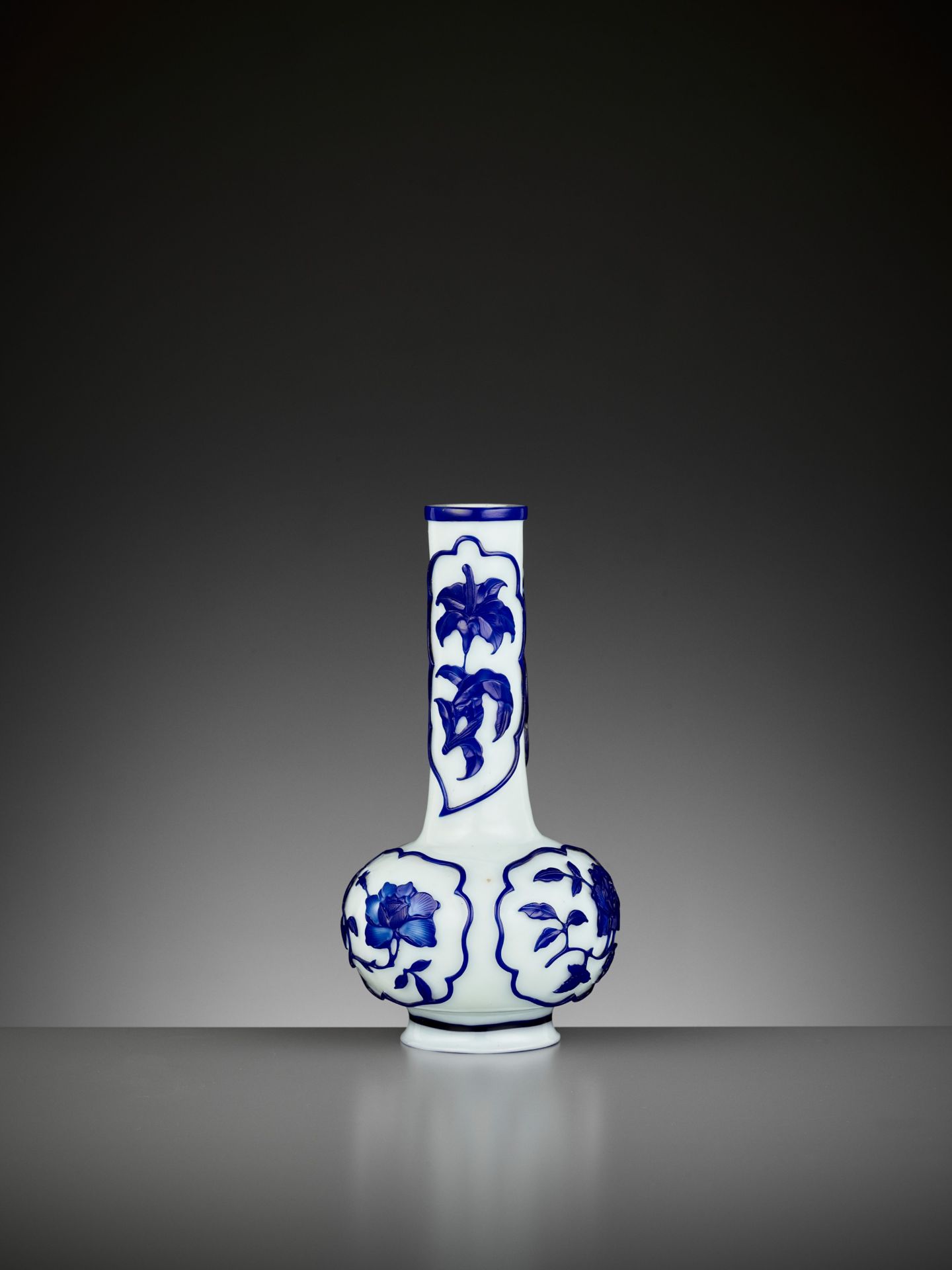 A BLUE OVERLAY WHITE GLASS BOTTLE VASE, GUANGXU MARK AND PERIOD - Image 4 of 10