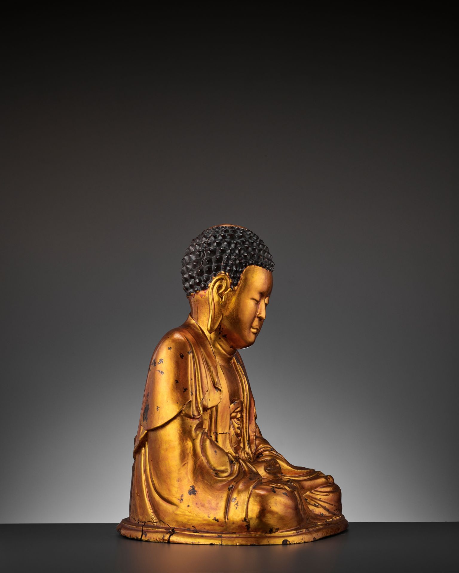 A MASSIVE GILT-LACQUERED WOOD FIGURE OF BUDDHA, 18TH-19TH CENTURY - Image 7 of 11
