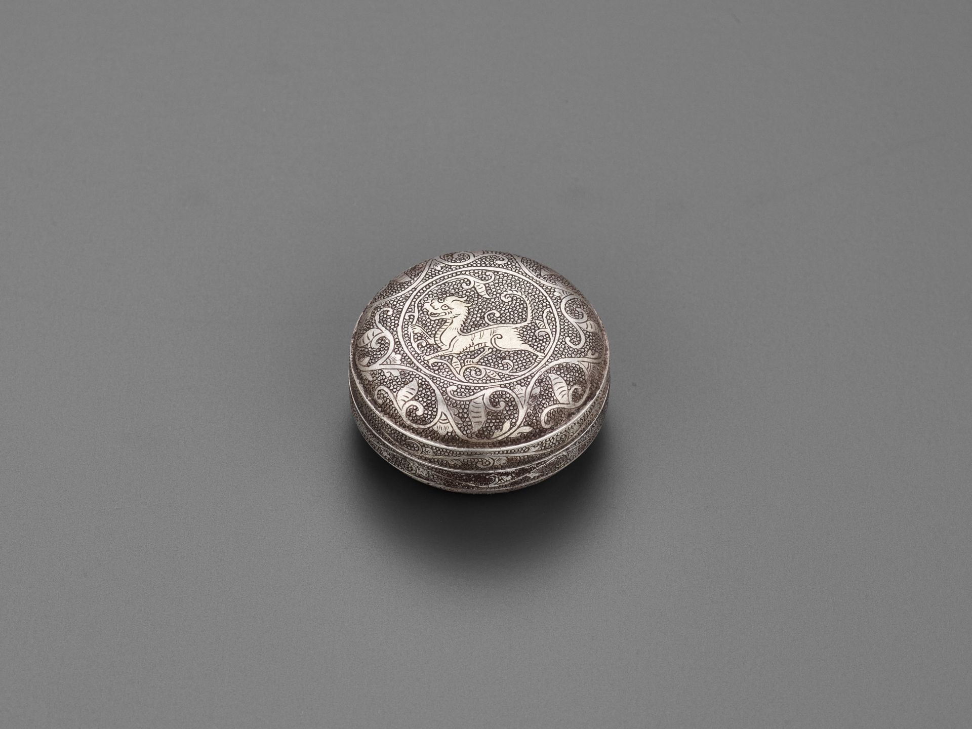 A 'MANDARIN DUCK' SILVER BOX AND COVER, TANG DYNASTY - Image 2 of 19