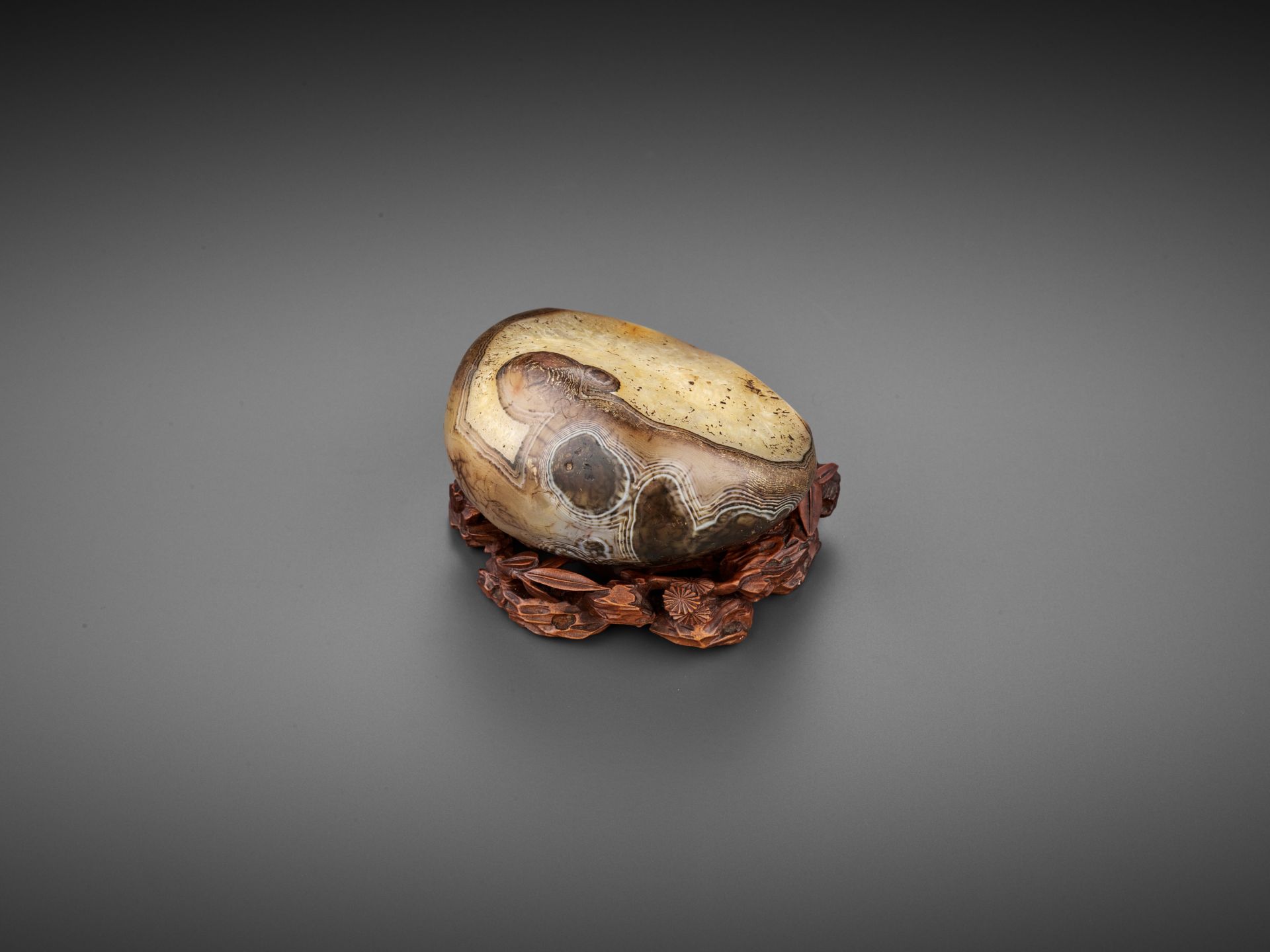 A RARE AGATE 'RECUMBENT HARE' PEBBLE, SONG TO EARLY MING DYNASTY - Image 4 of 16