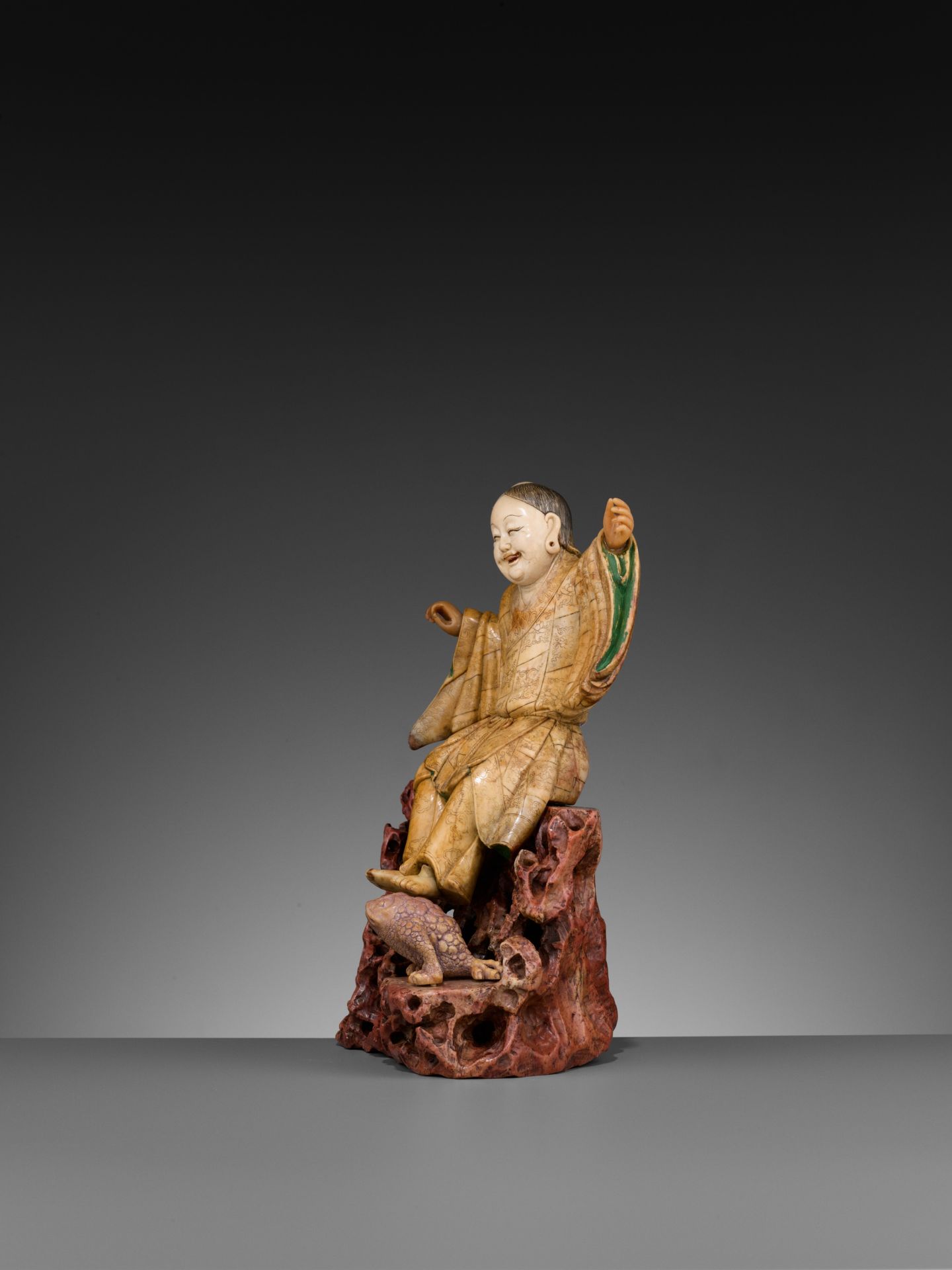 A LARGE SOAPSTONE FIGURE OF LIU HAI, 17TH CENTURY - Image 7 of 11