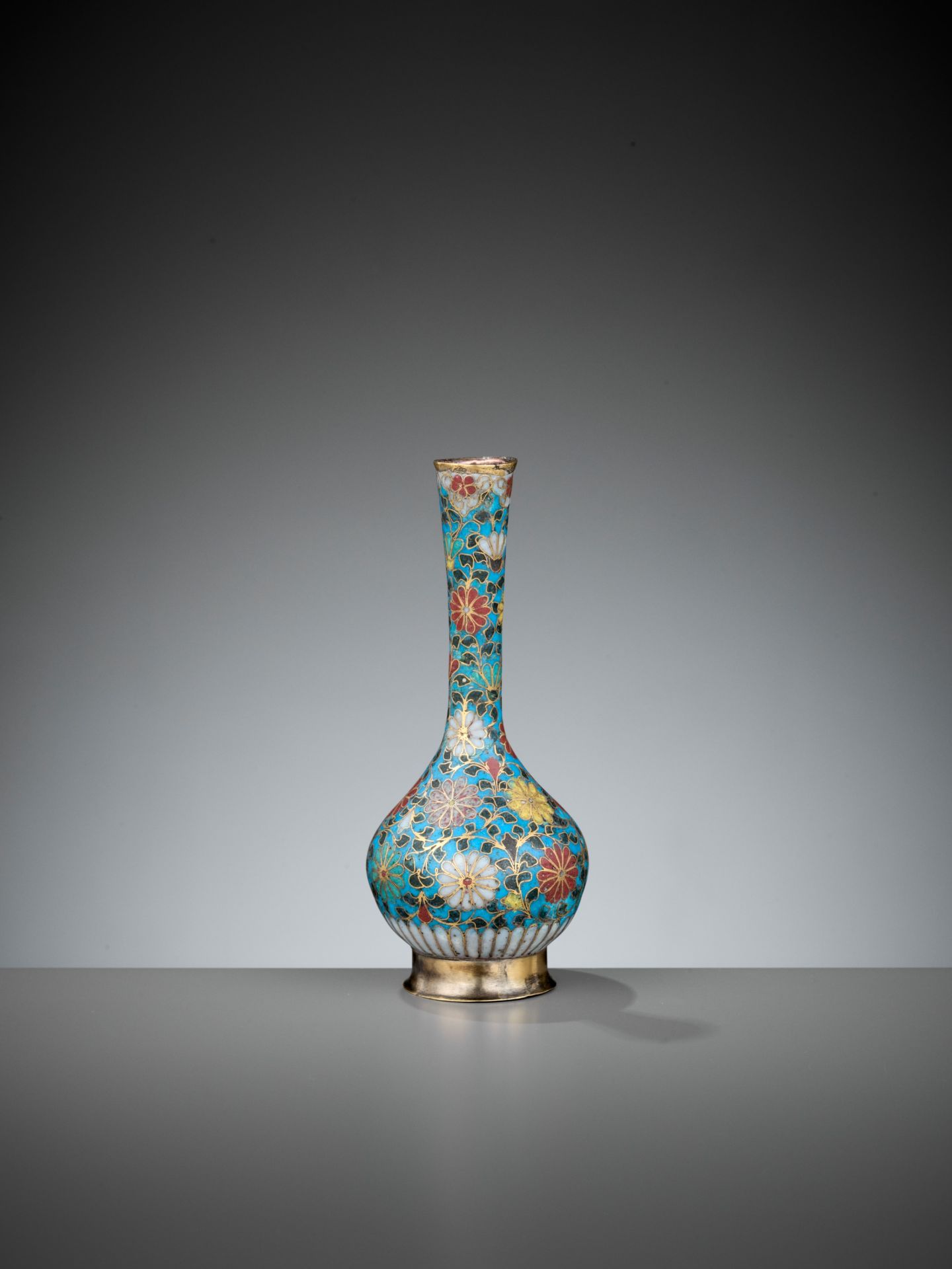 A CLOISONNE ENAMEL BOTTLE VASE, MING DYNASTY - Bild 2 aus 7