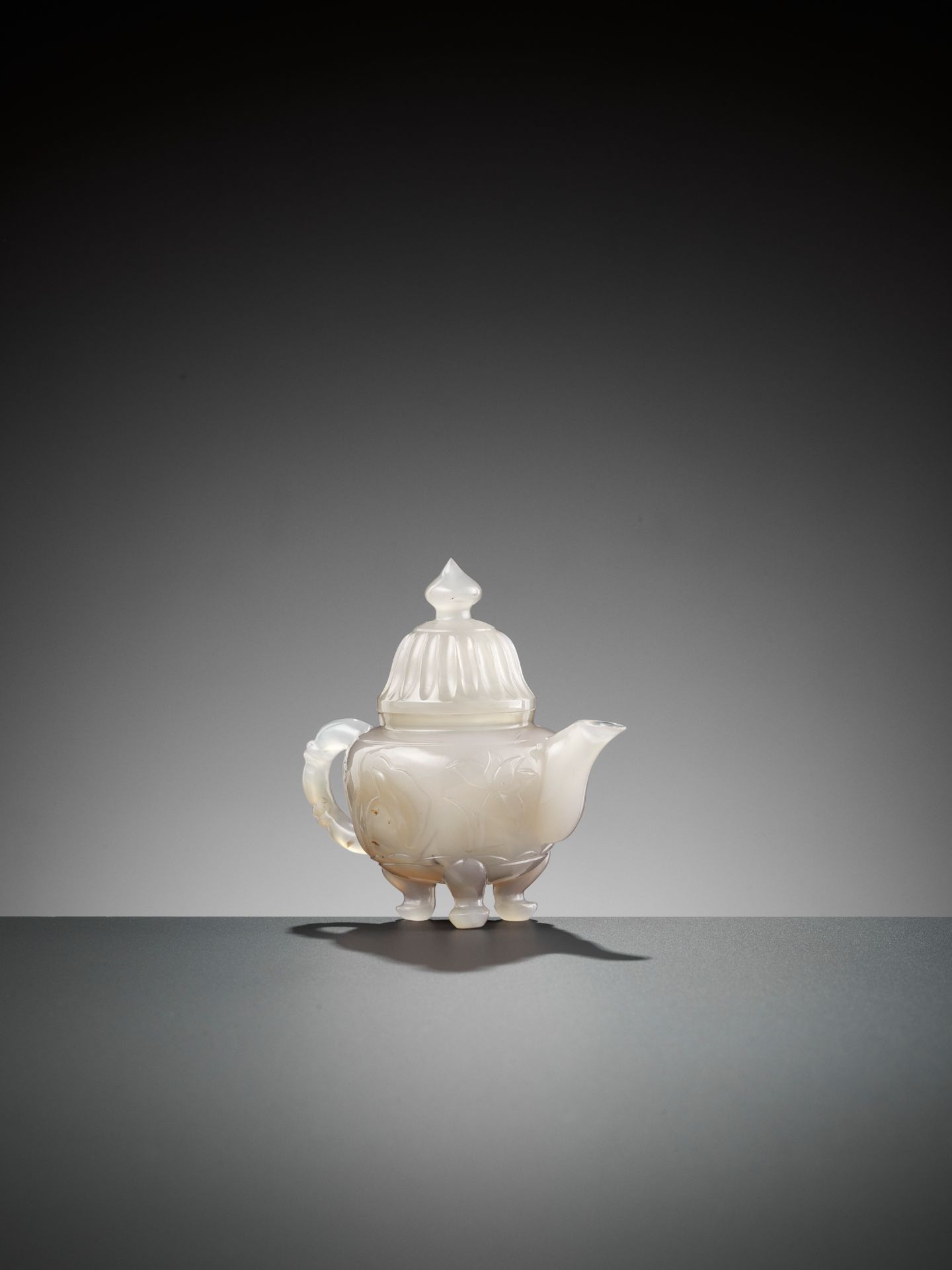 A MUGHAL-STYLE AGATE EWER AND COVER, LATE QING TO REPUBLIC - Image 2 of 10