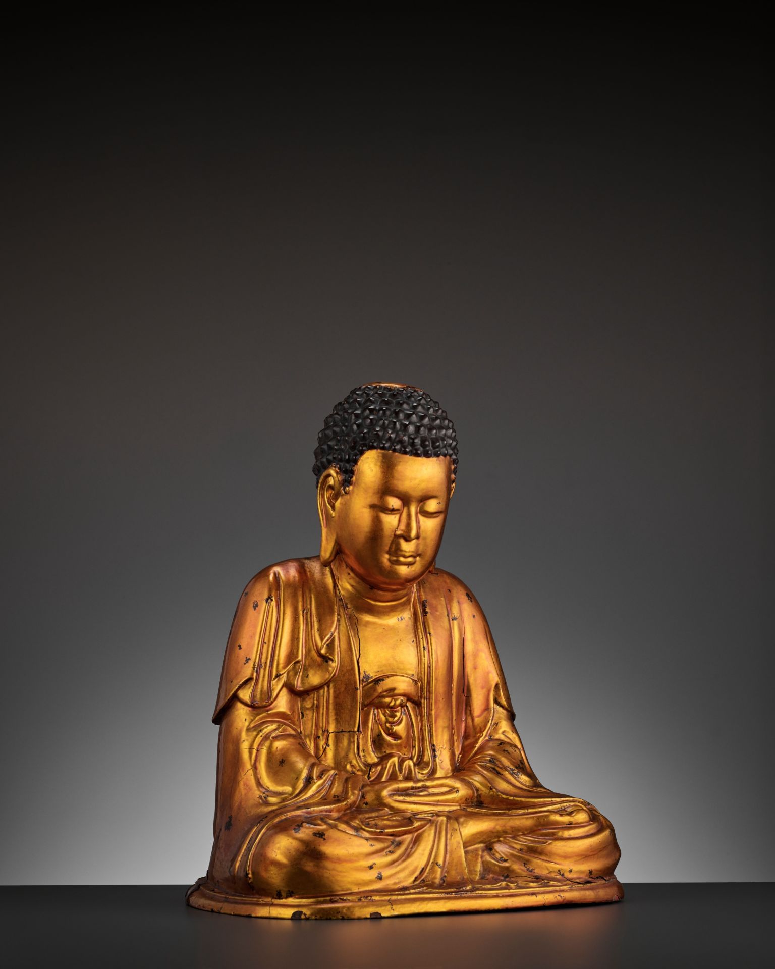 A MASSIVE GILT-LACQUERED WOOD FIGURE OF BUDDHA, 18TH-19TH CENTURY - Image 8 of 11