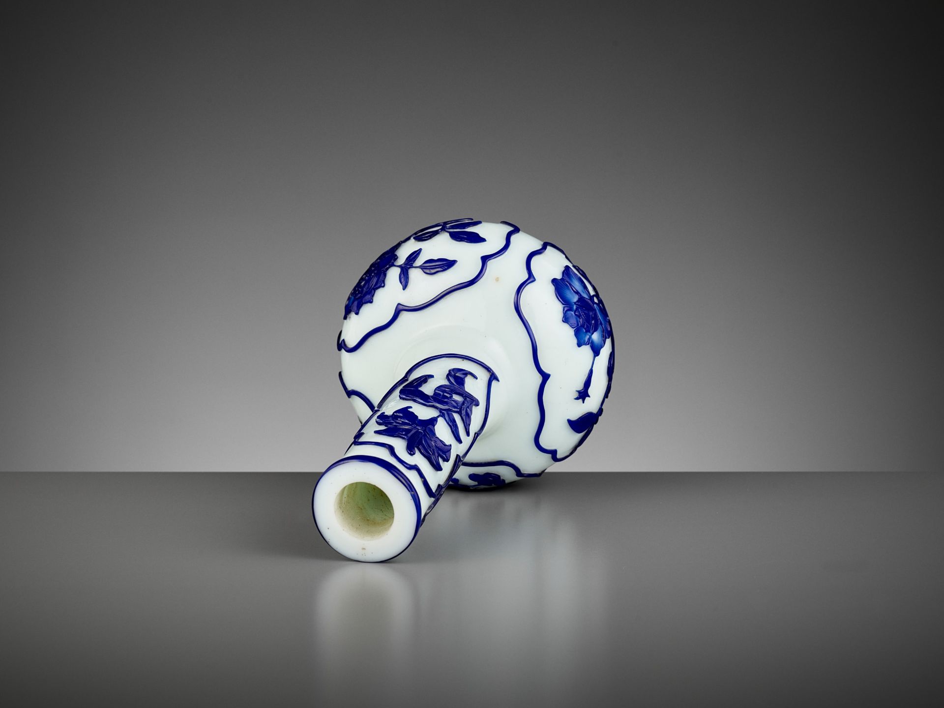 A BLUE OVERLAY WHITE GLASS BOTTLE VASE, GUANGXU MARK AND PERIOD - Image 10 of 10