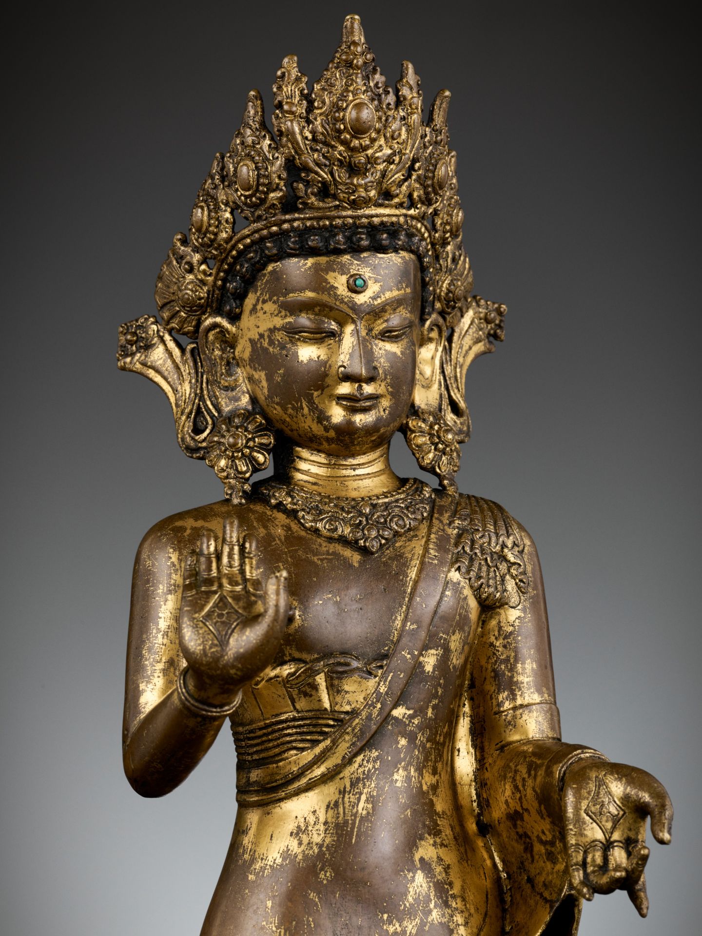 AN EXCEEDINGLY RARE GILT BRONZE FIGURE OF DIPANKARA BUDDHA, LATE MALLA, THREE KINGDOMS PERIOD - Image 13 of 14